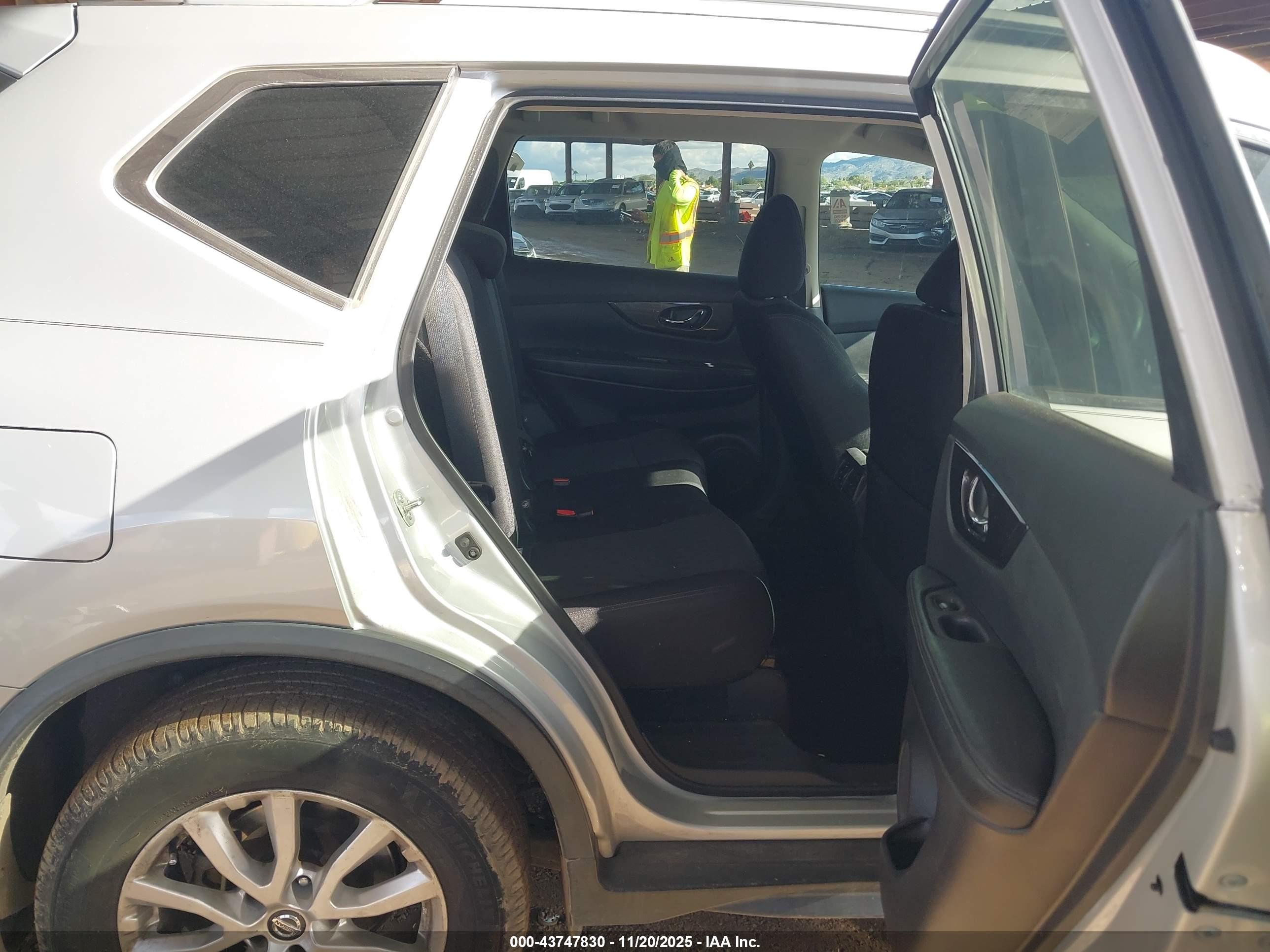 NISSAN ROGUE image 8