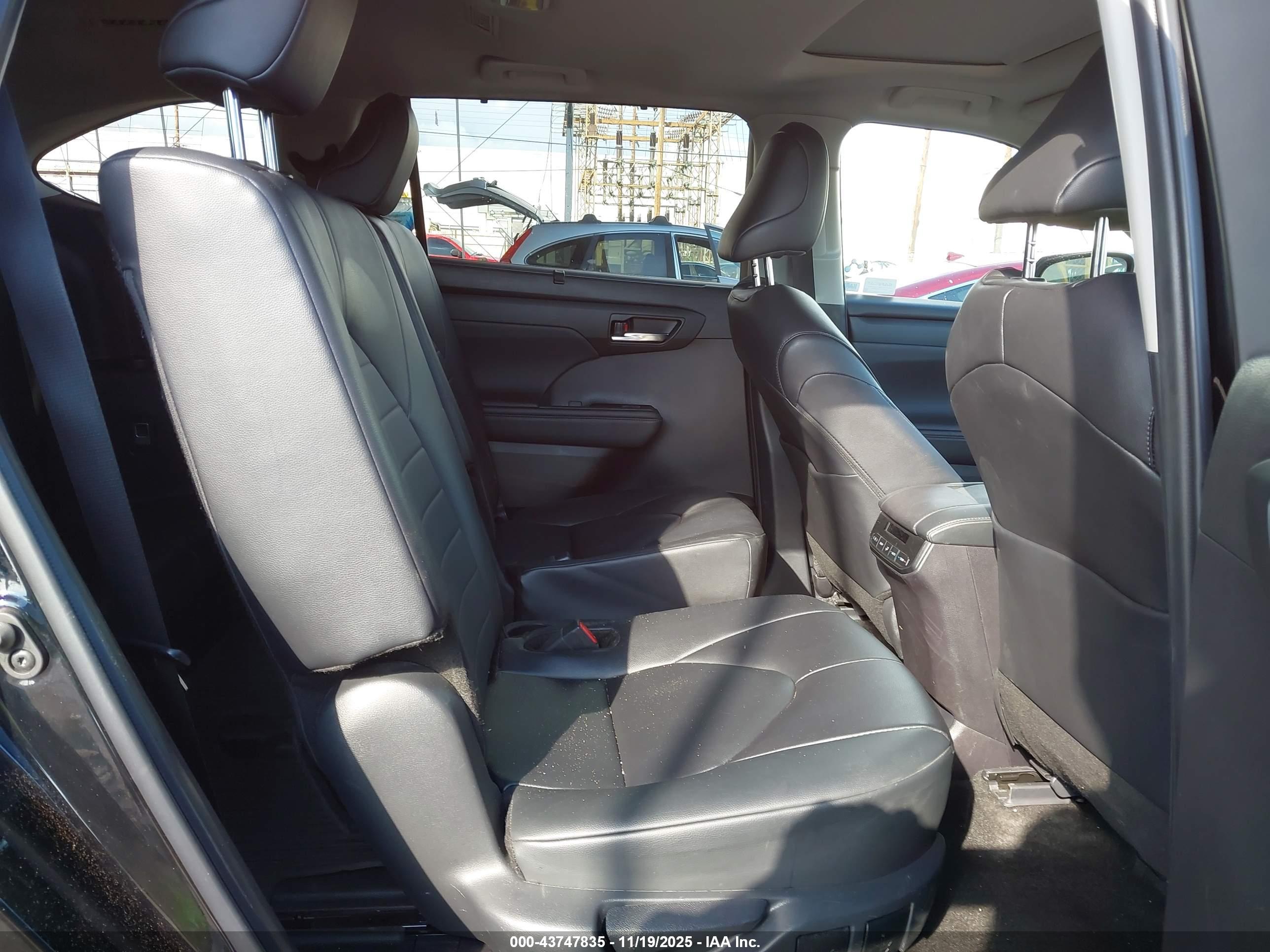 TOYOTA HIGHLANDER image 8