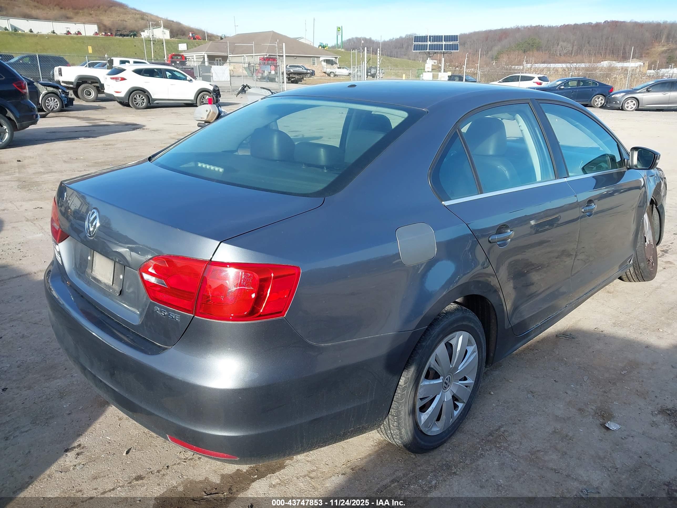 VOLKSWAGEN JETTA image 4