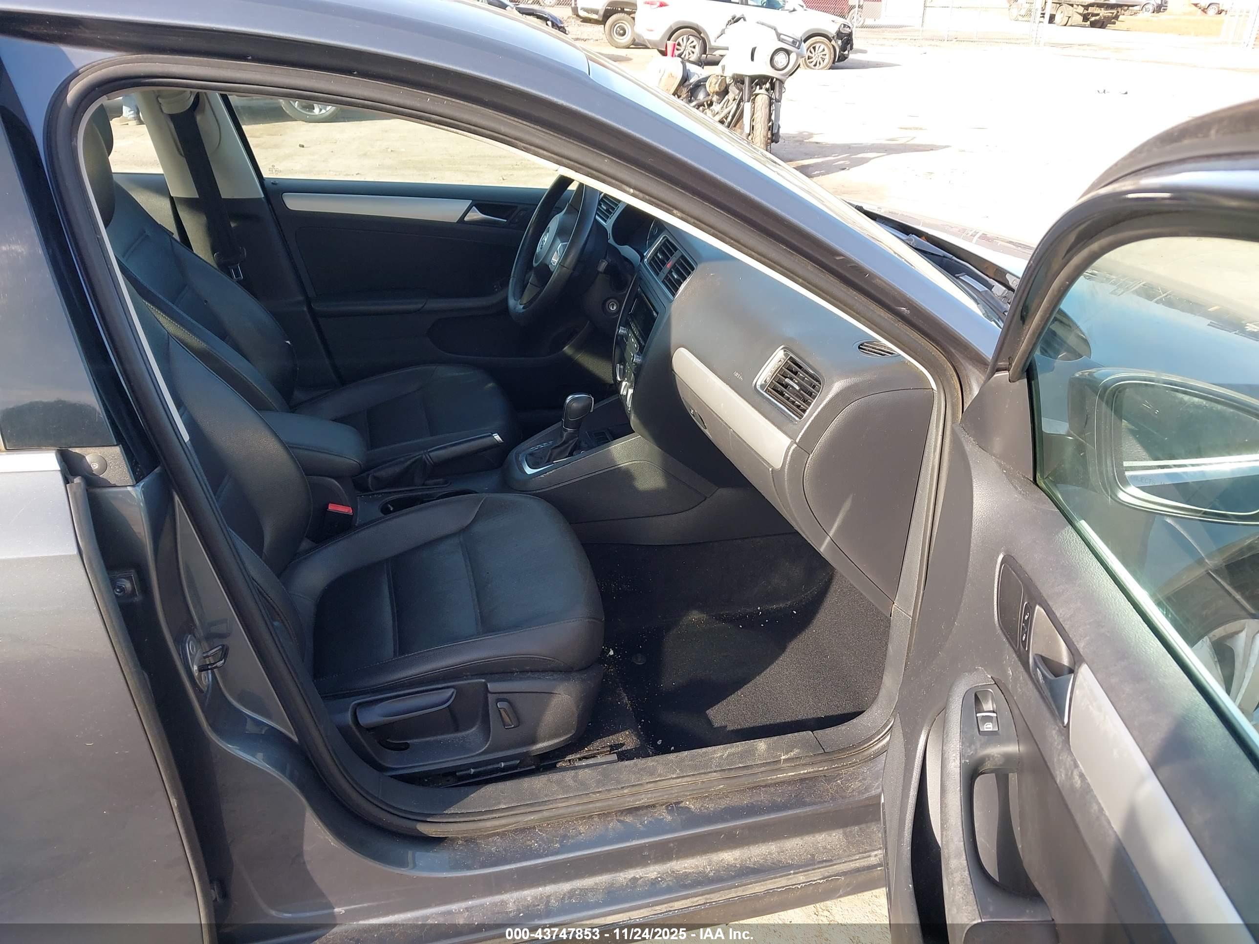 VOLKSWAGEN JETTA image 5