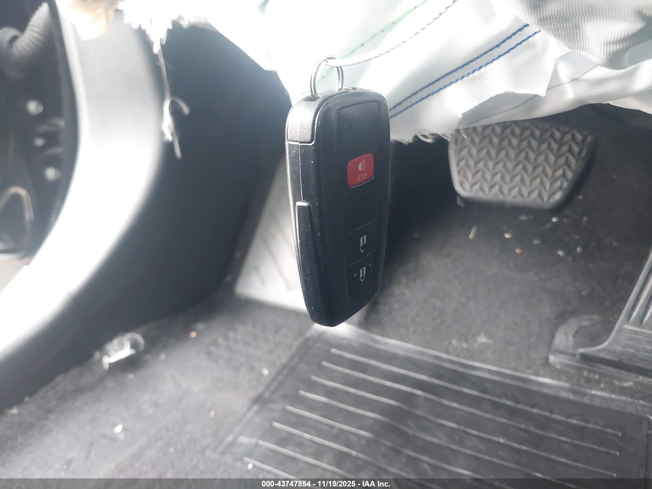 TOYOTA RAV4 image 11