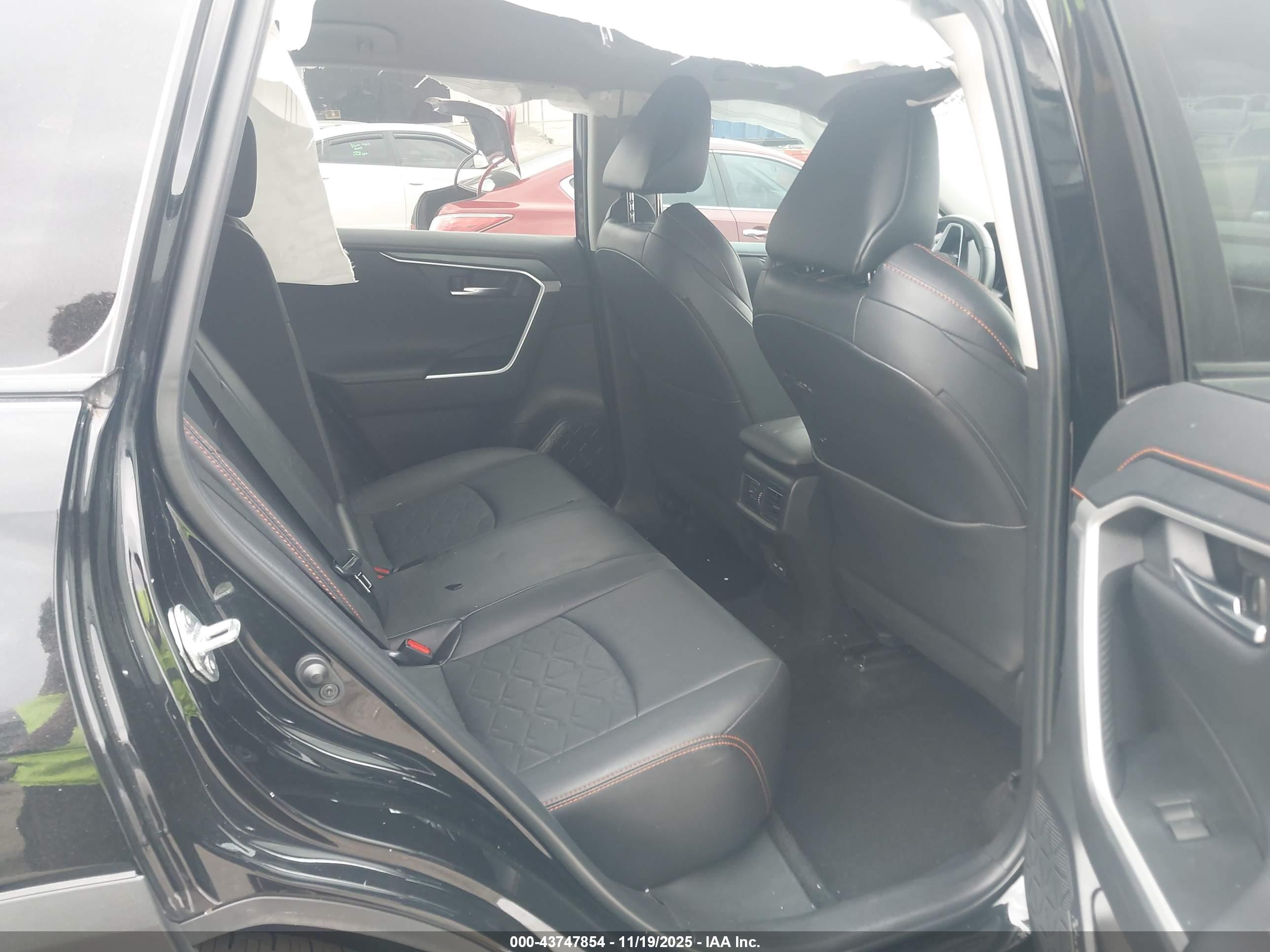 TOYOTA RAV4 image 8