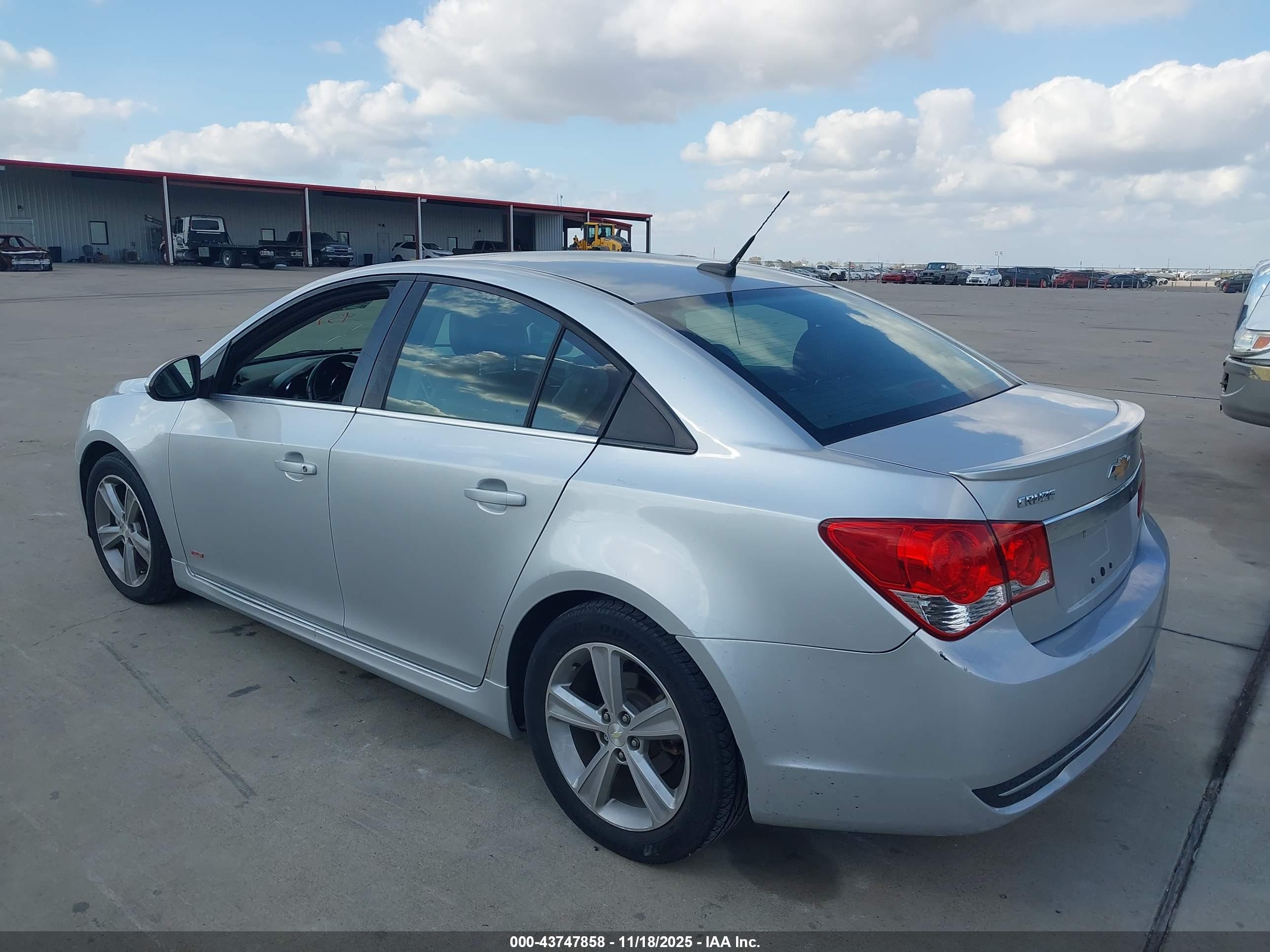 CHEVROLET CRUZE image 3