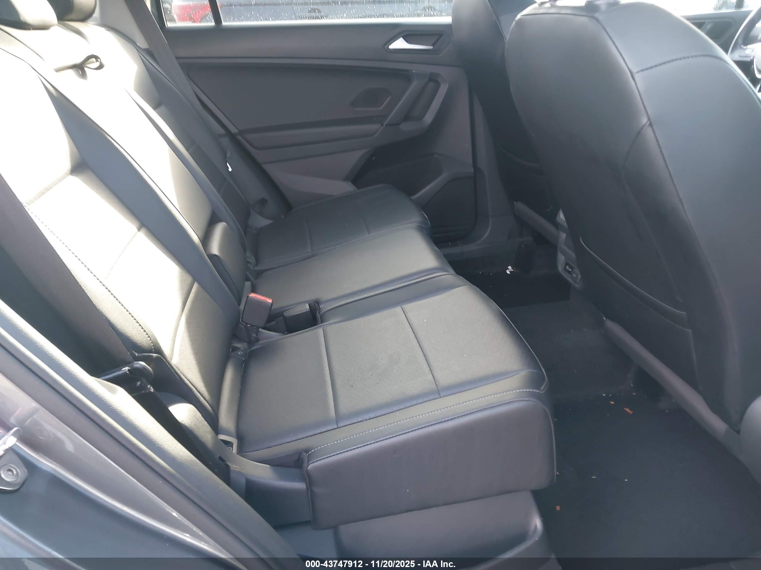 VOLKSWAGEN TIGUAN image 8