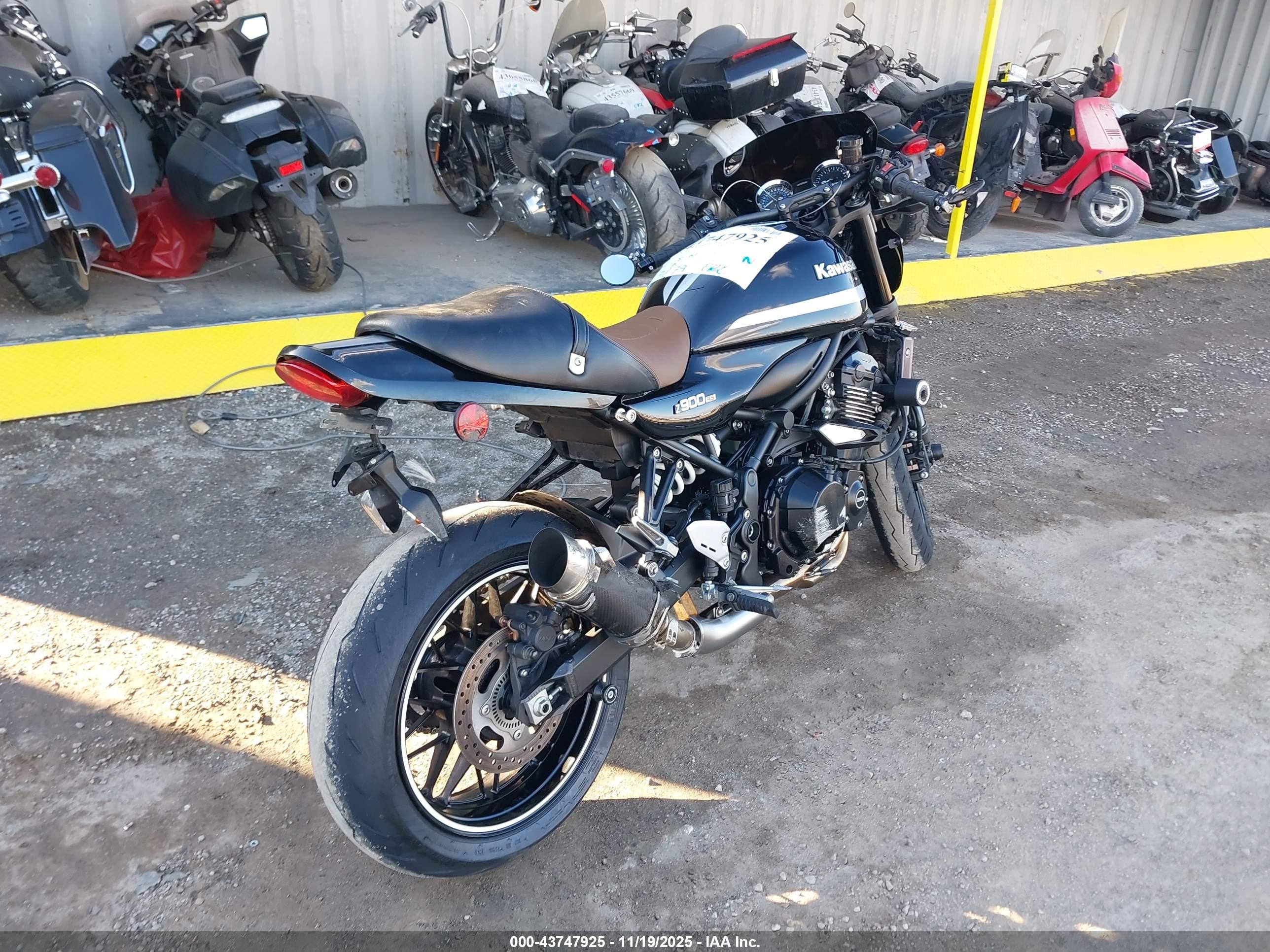KAWASAKI ZR900 image 4