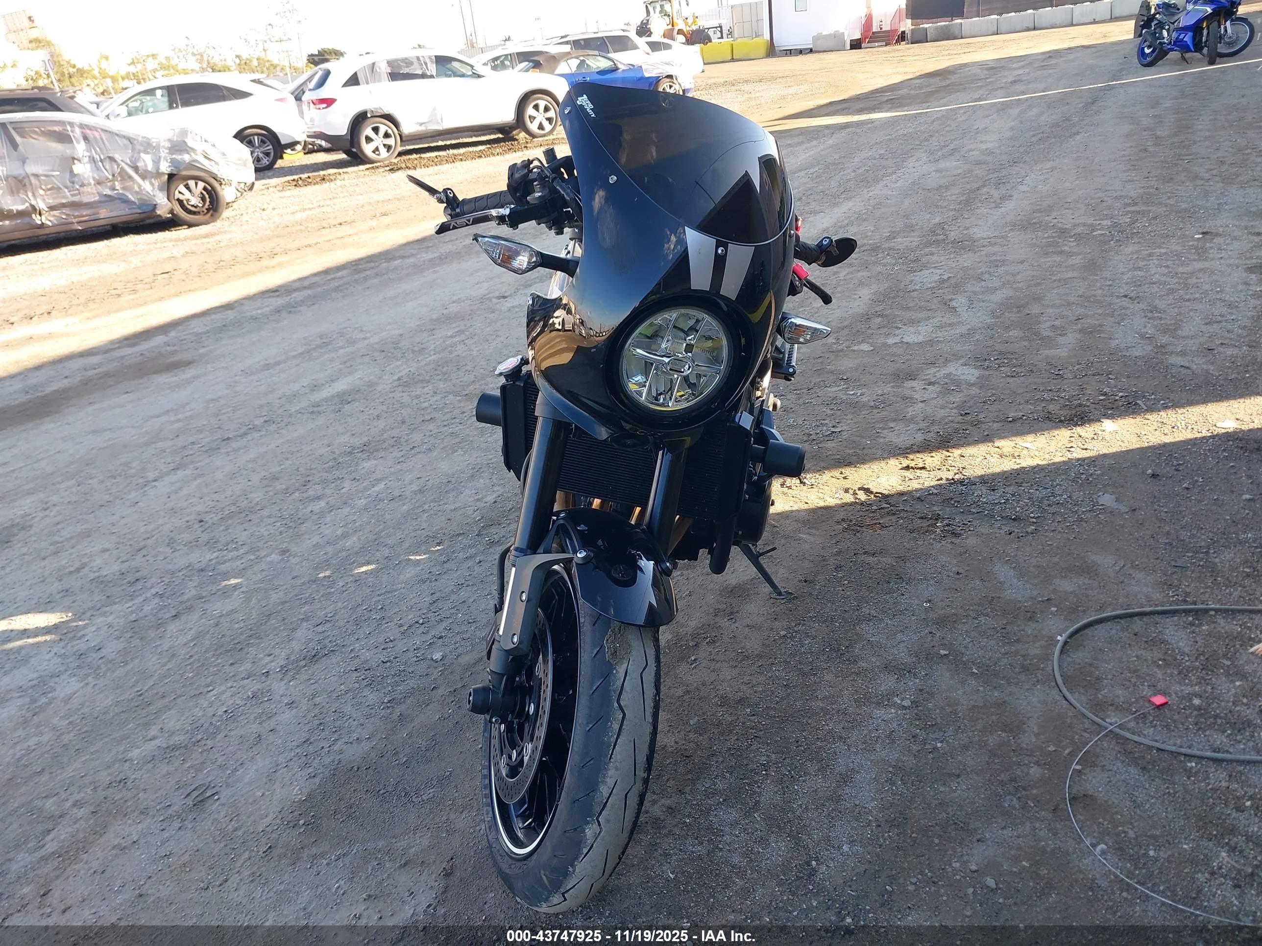 KAWASAKI ZR900 image 5