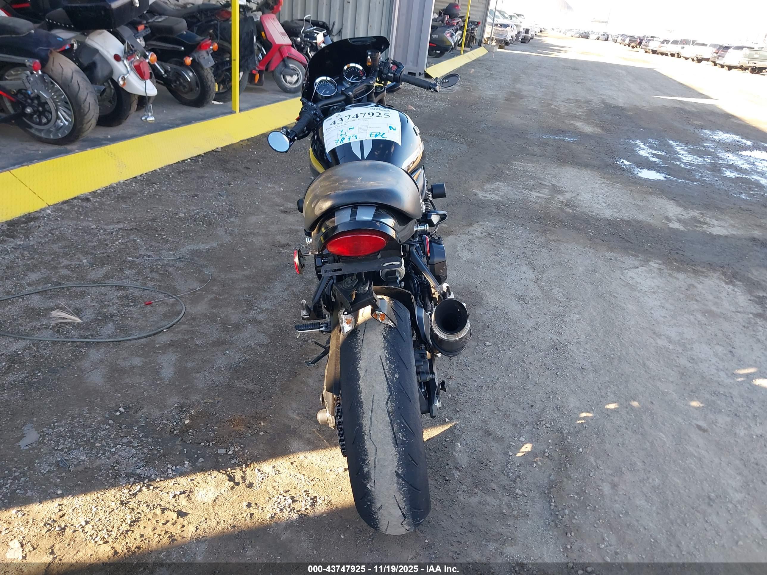 KAWASAKI ZR900 image 6