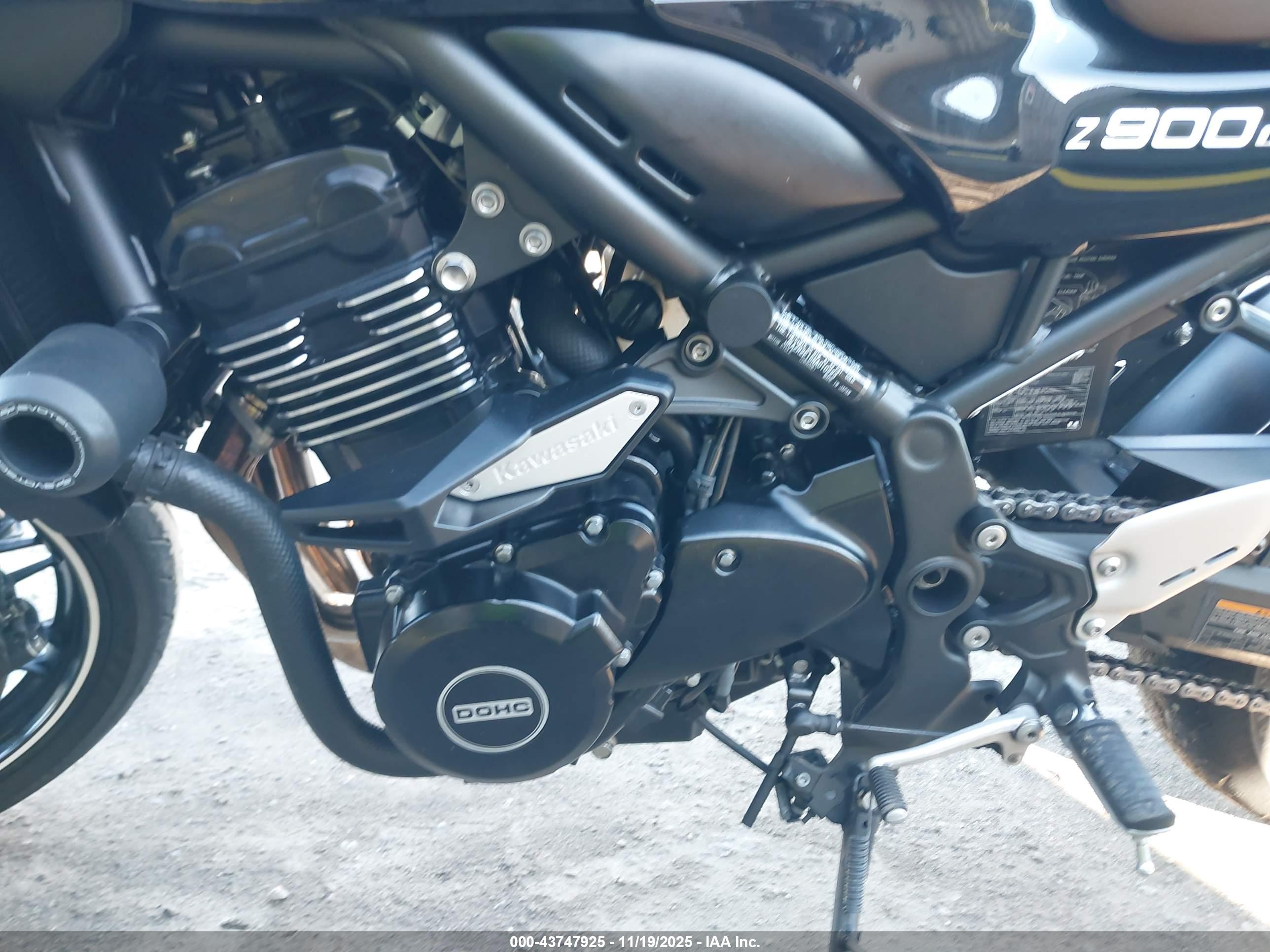 KAWASAKI ZR900 image 9