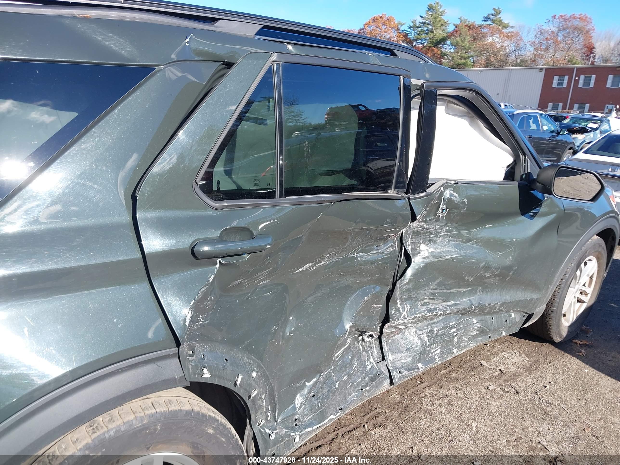 FORD EXPLORER image 8