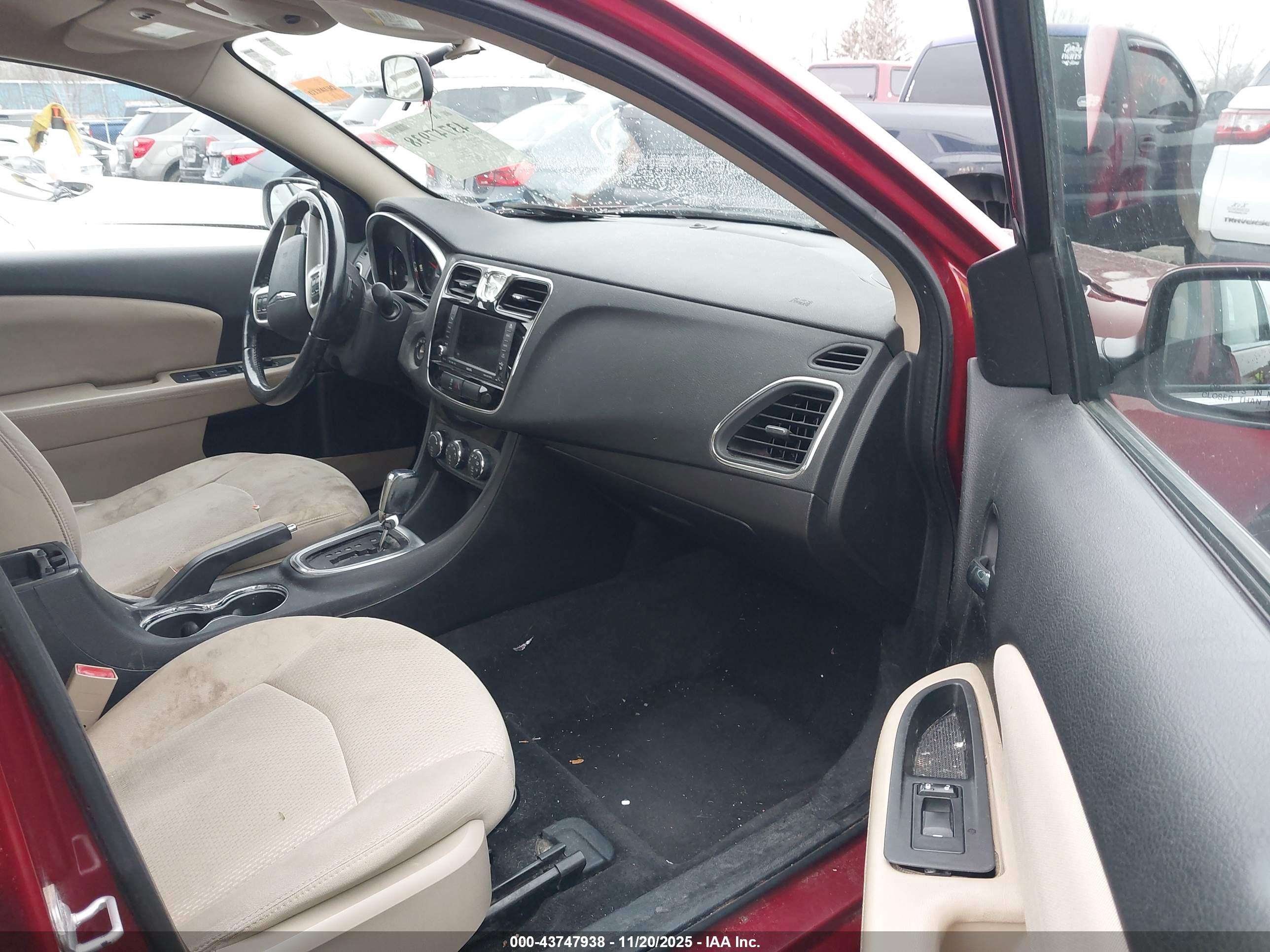 CHRYSLER 200 image 5