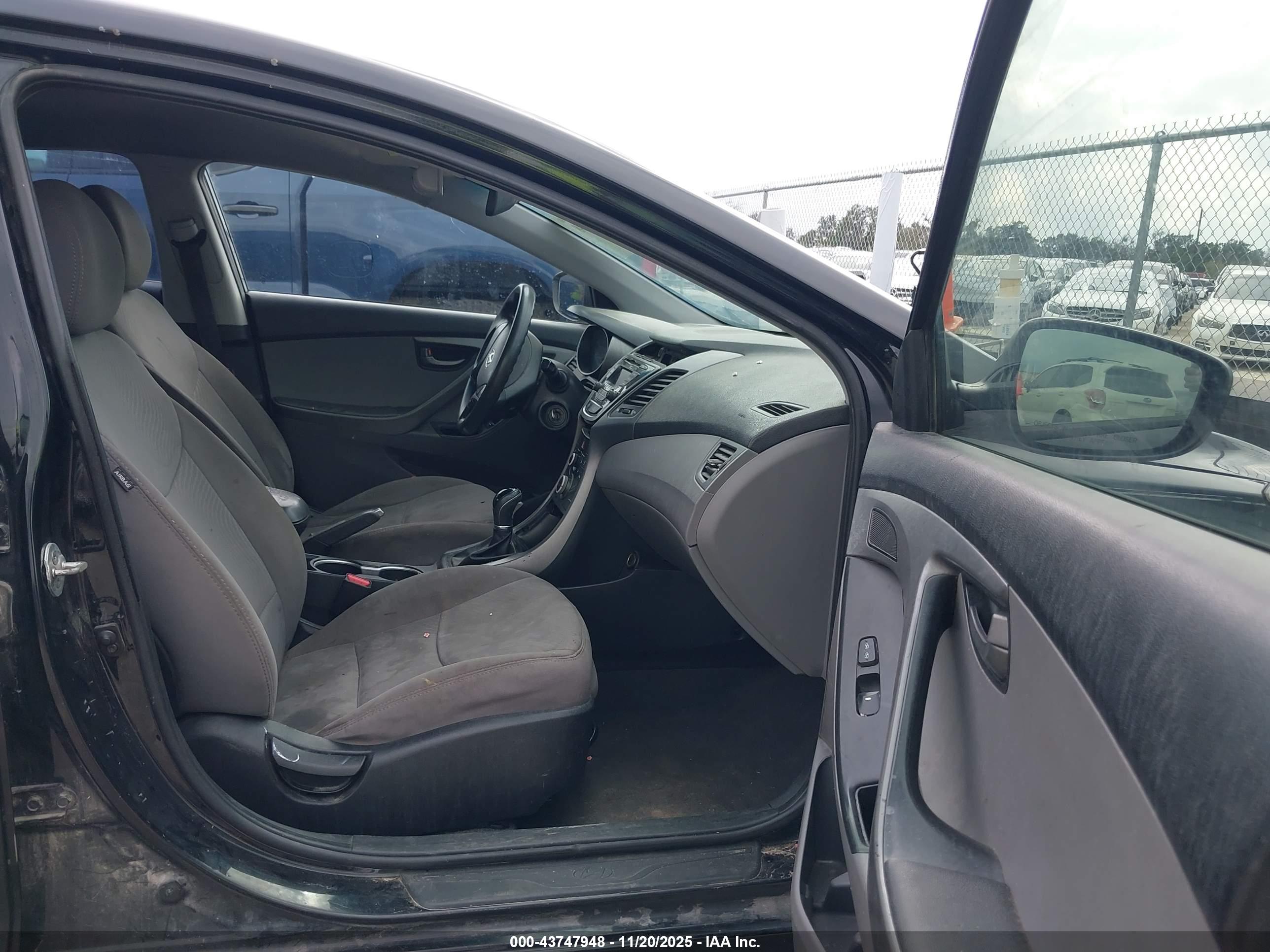 HYUNDAI ELANTRA image 5