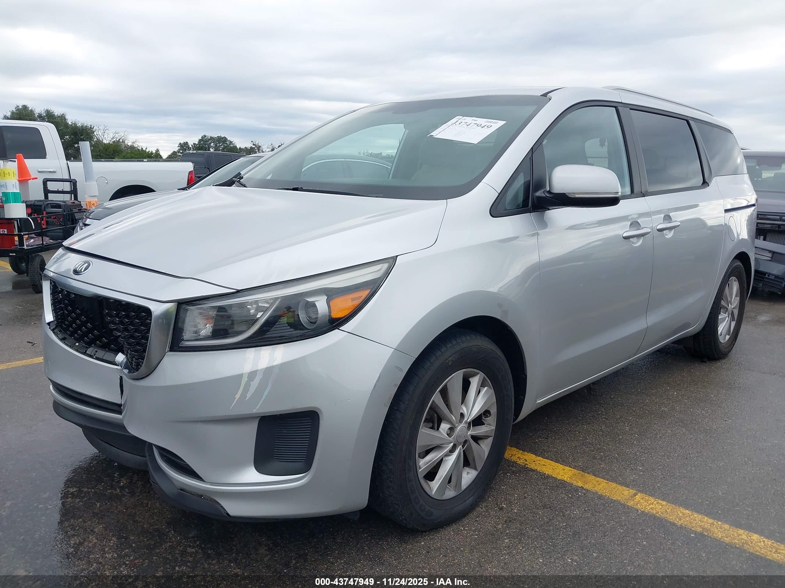 KIA SEDONA image 2