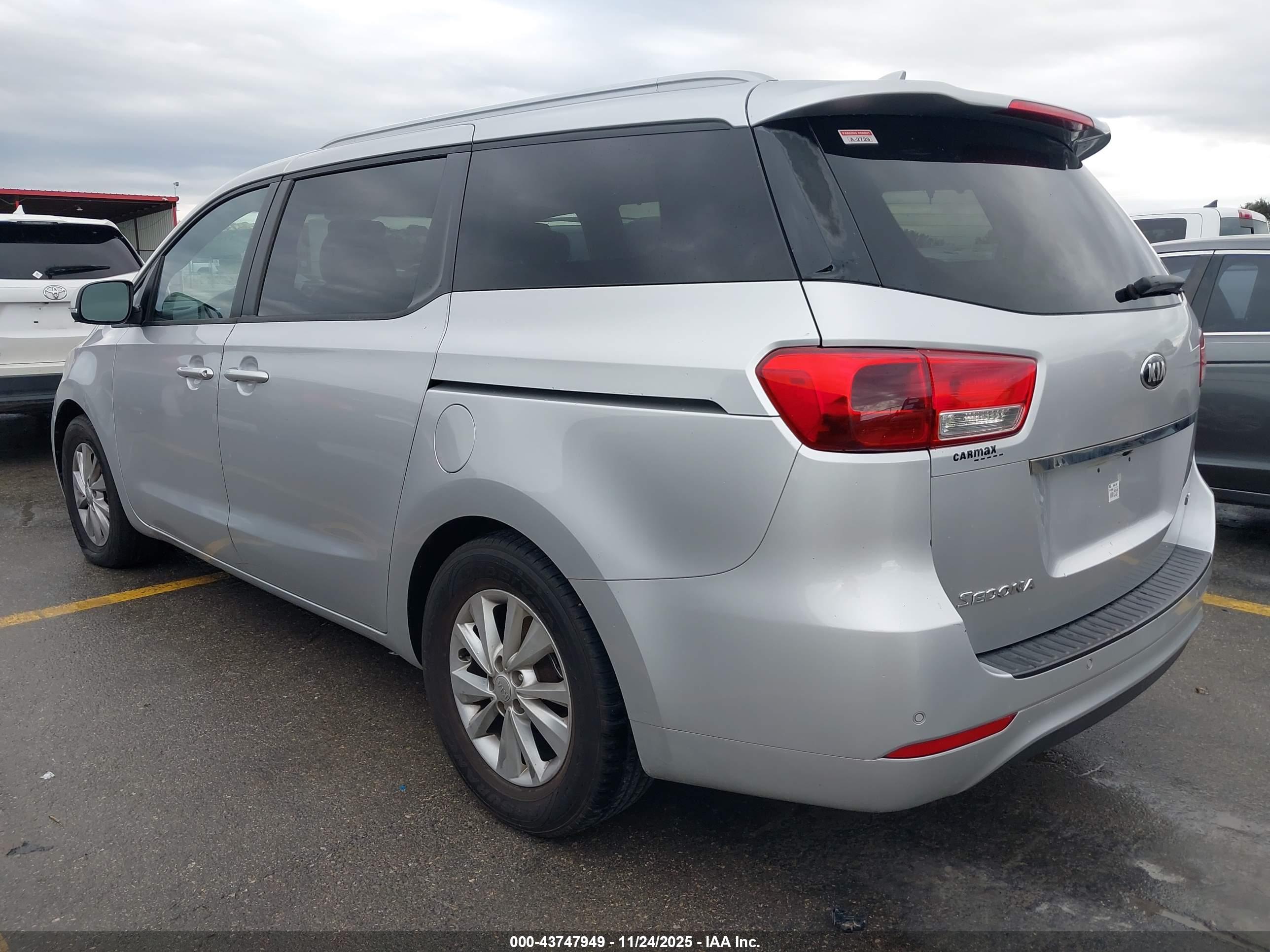 KIA SEDONA image 3