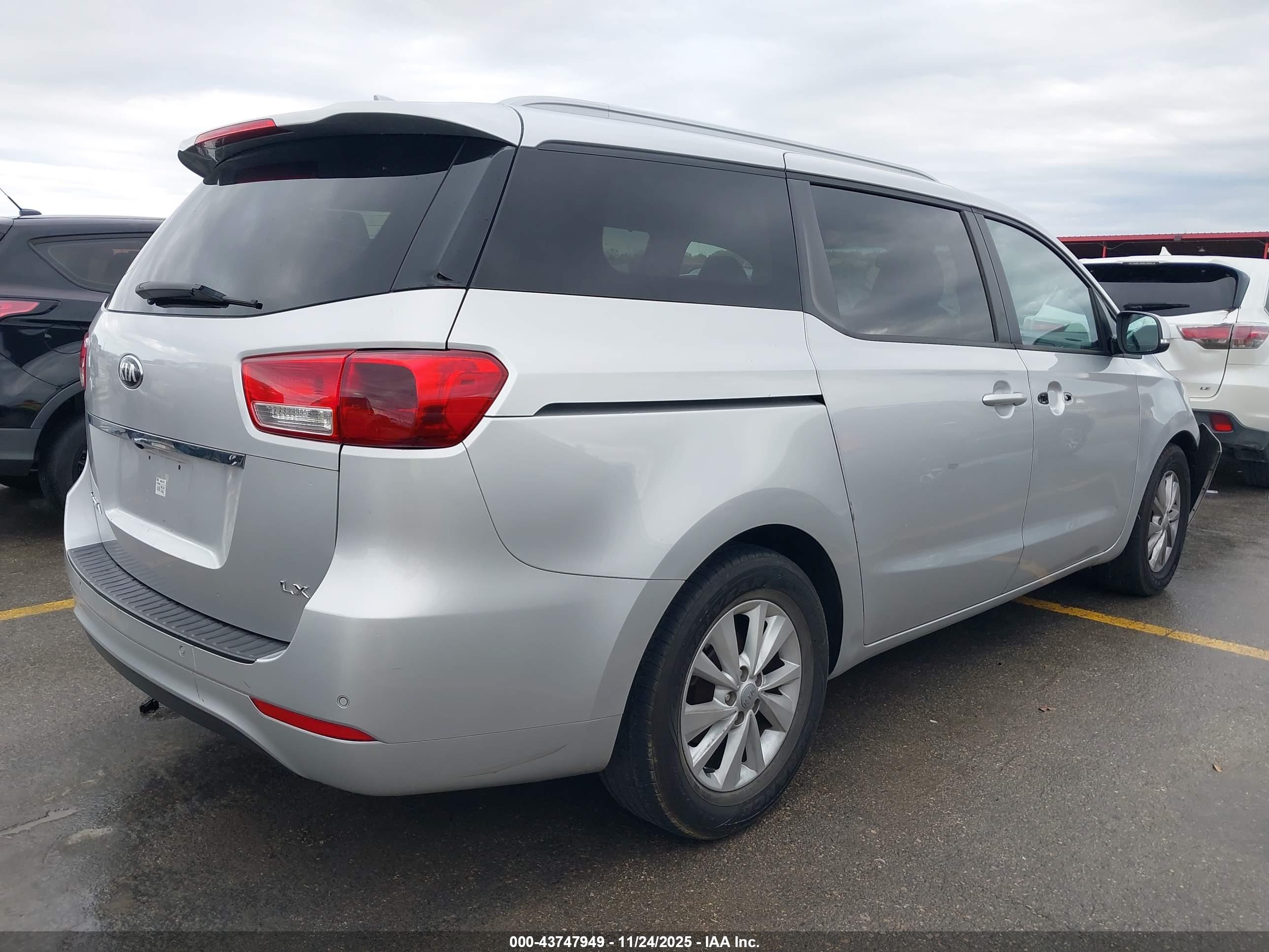 KIA SEDONA image 4