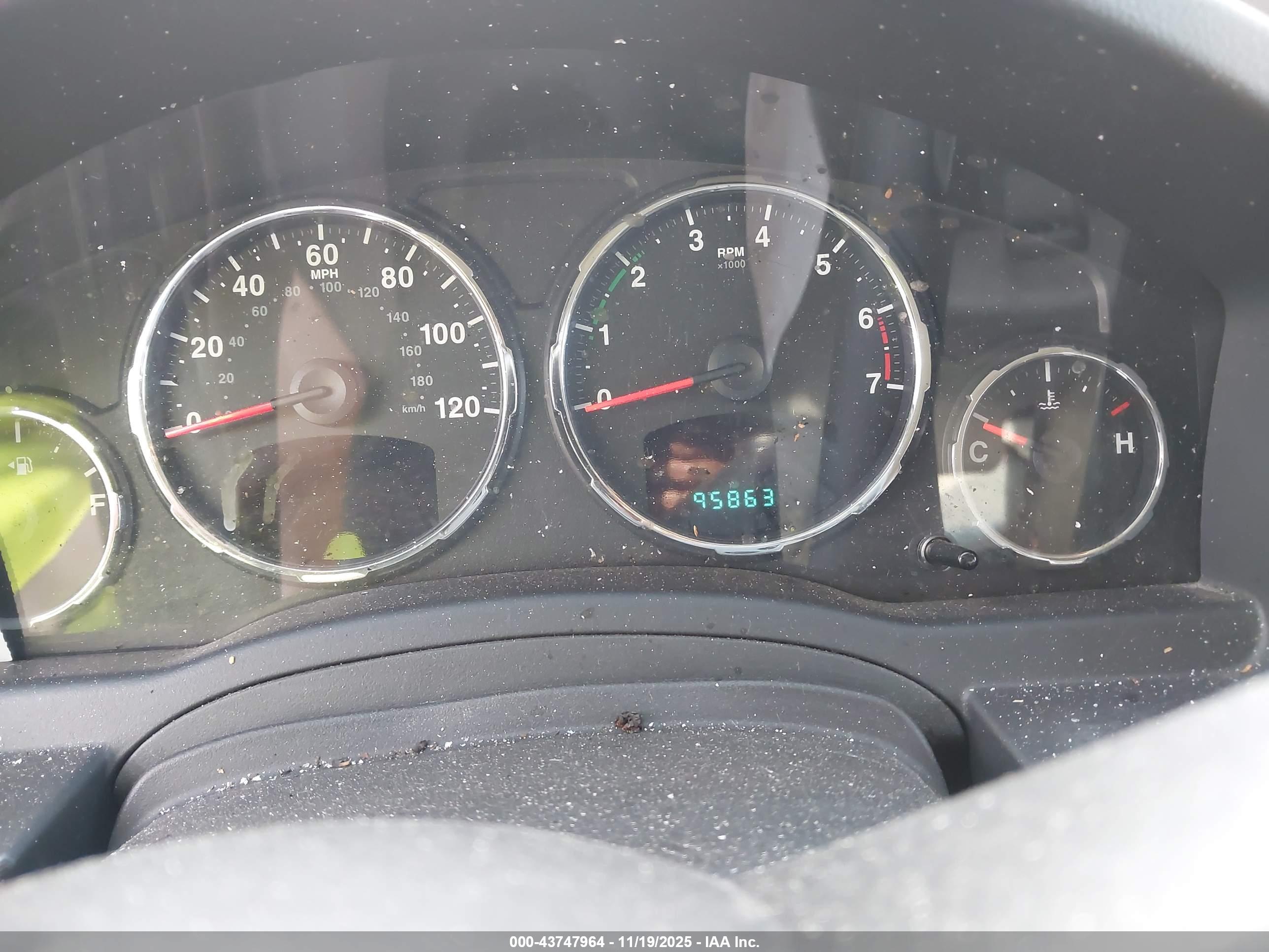 JEEP LIBERTY image 7