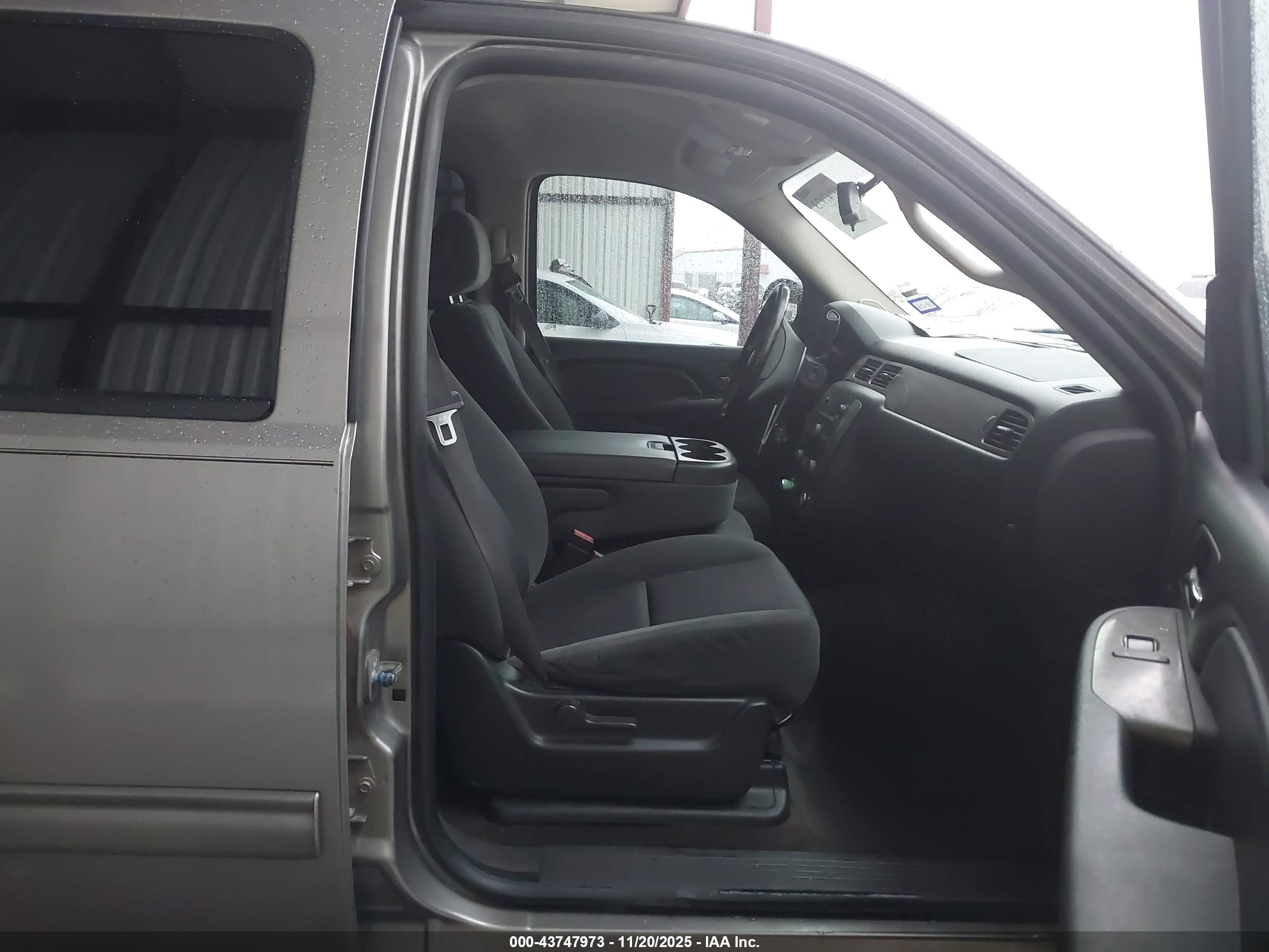 CHEVROLET TAHOE image 5