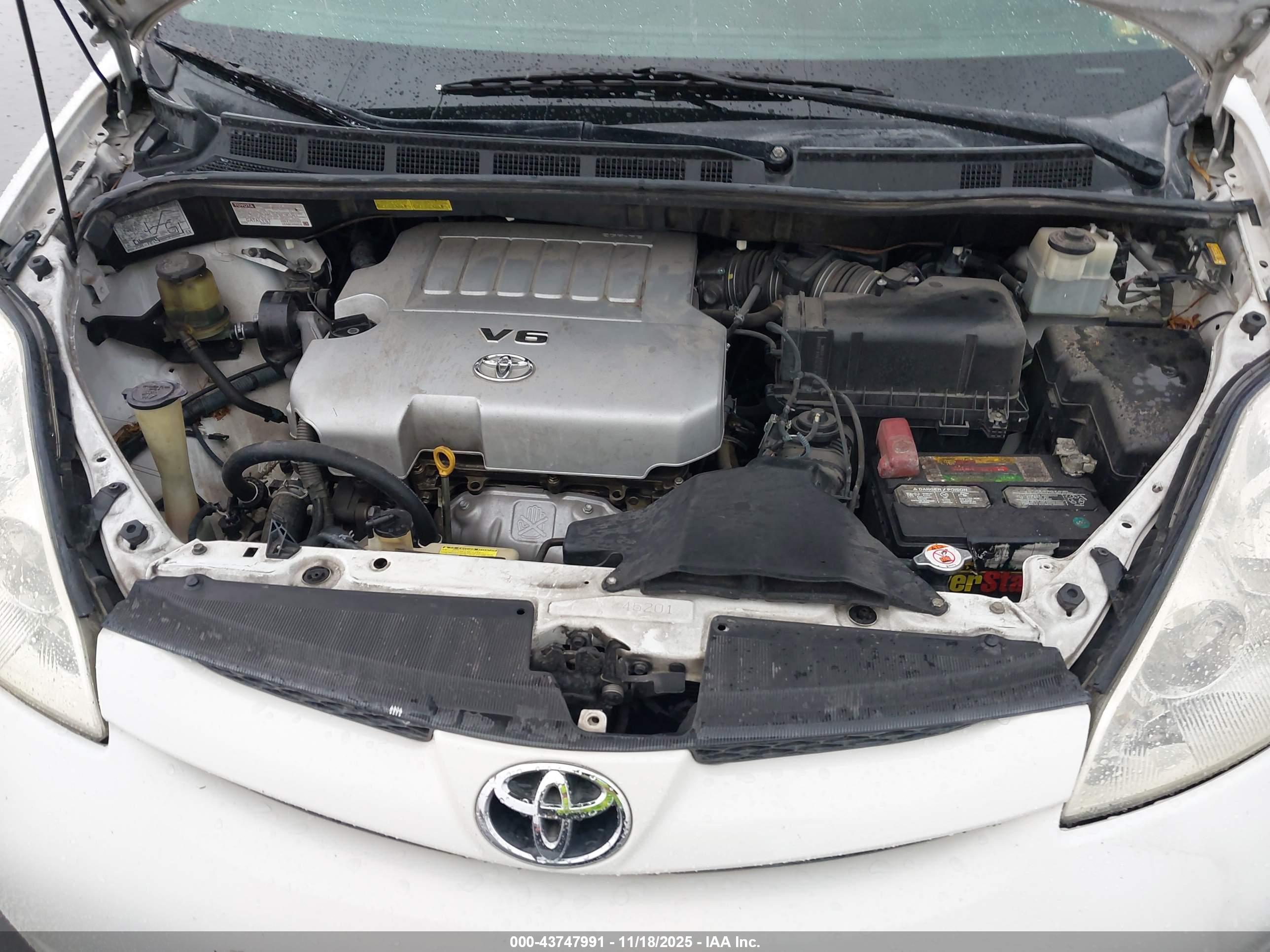 TOYOTA SIENNA image 10