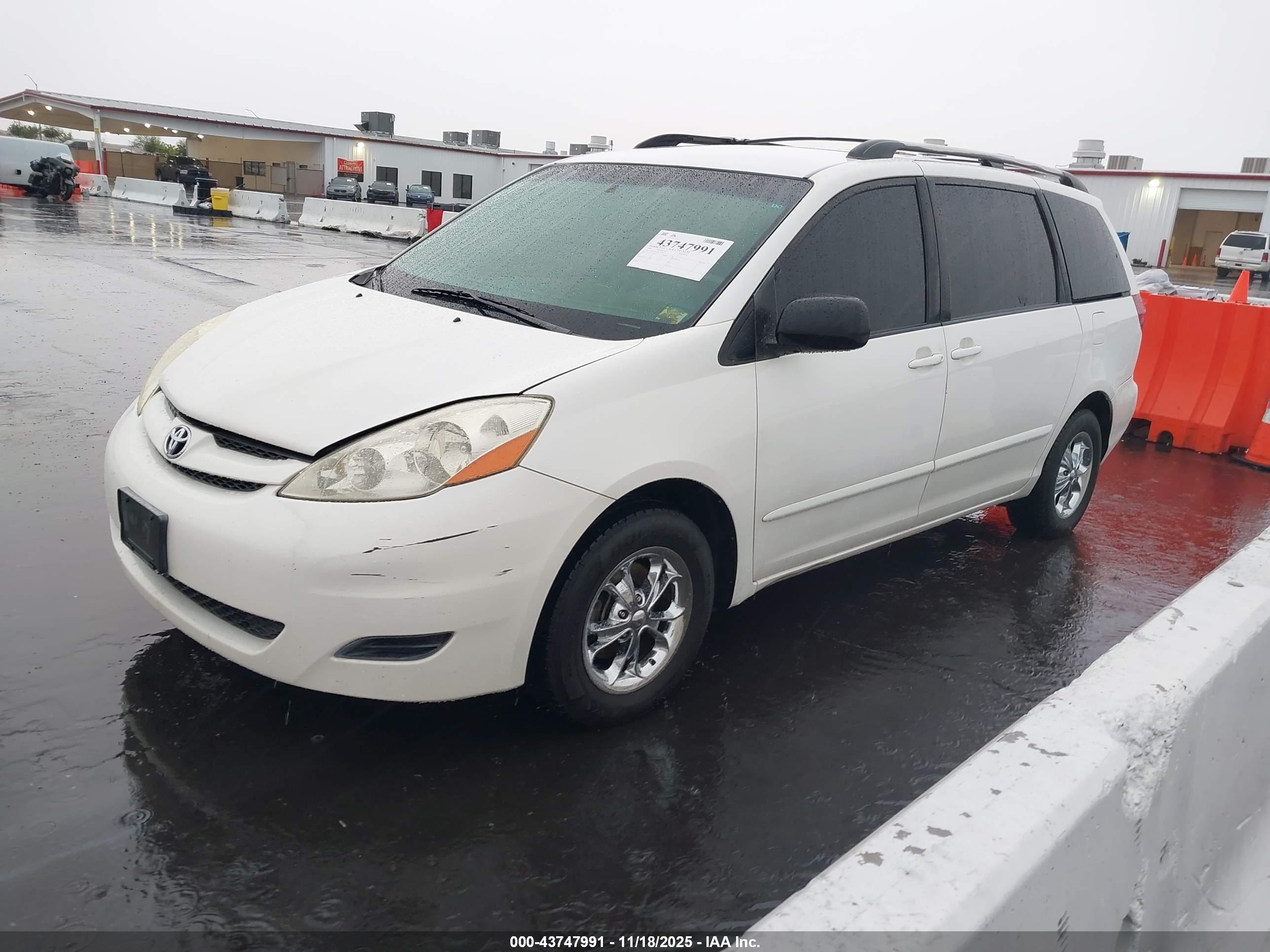 TOYOTA SIENNA image 2
