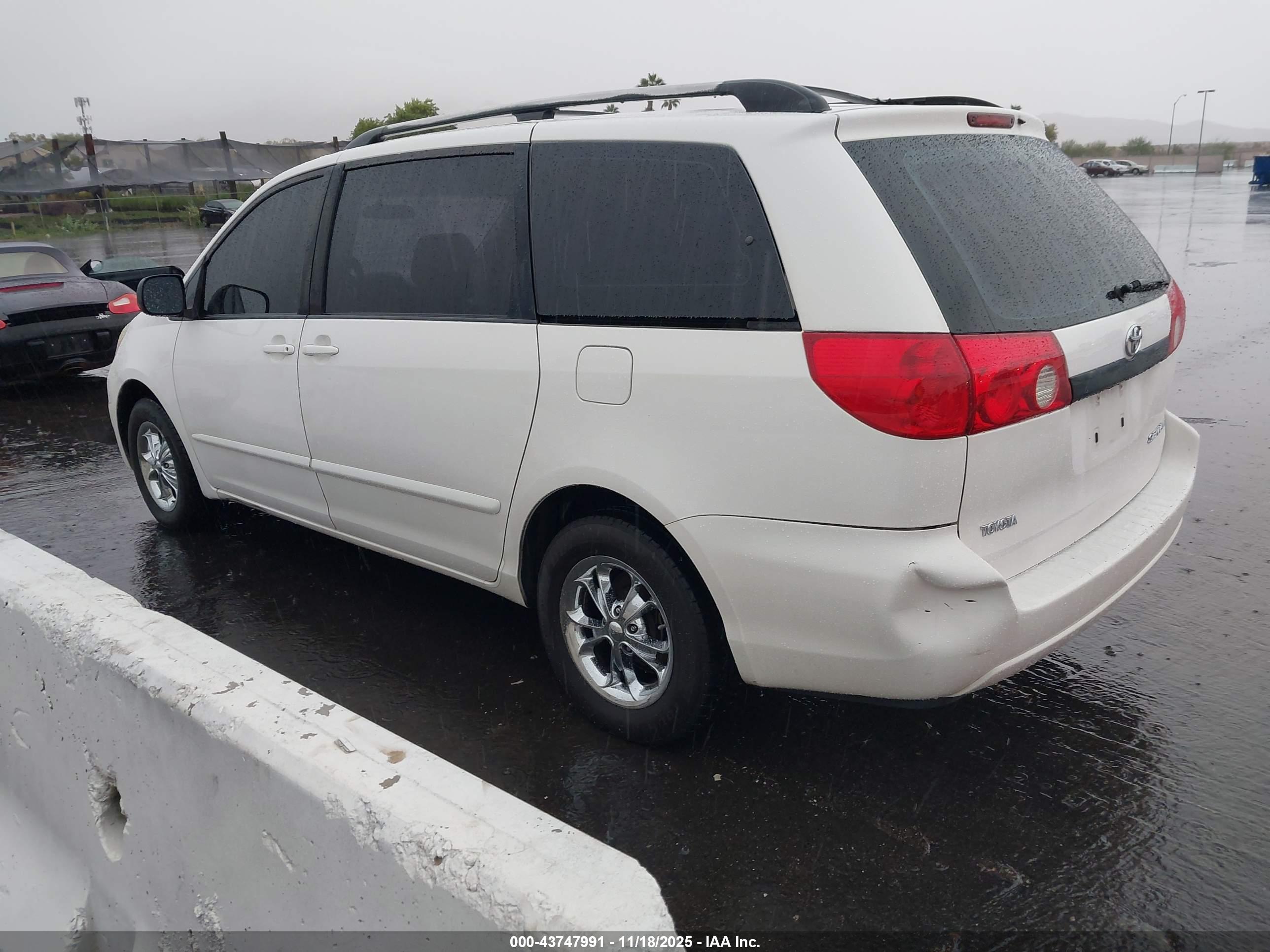 TOYOTA SIENNA image 3