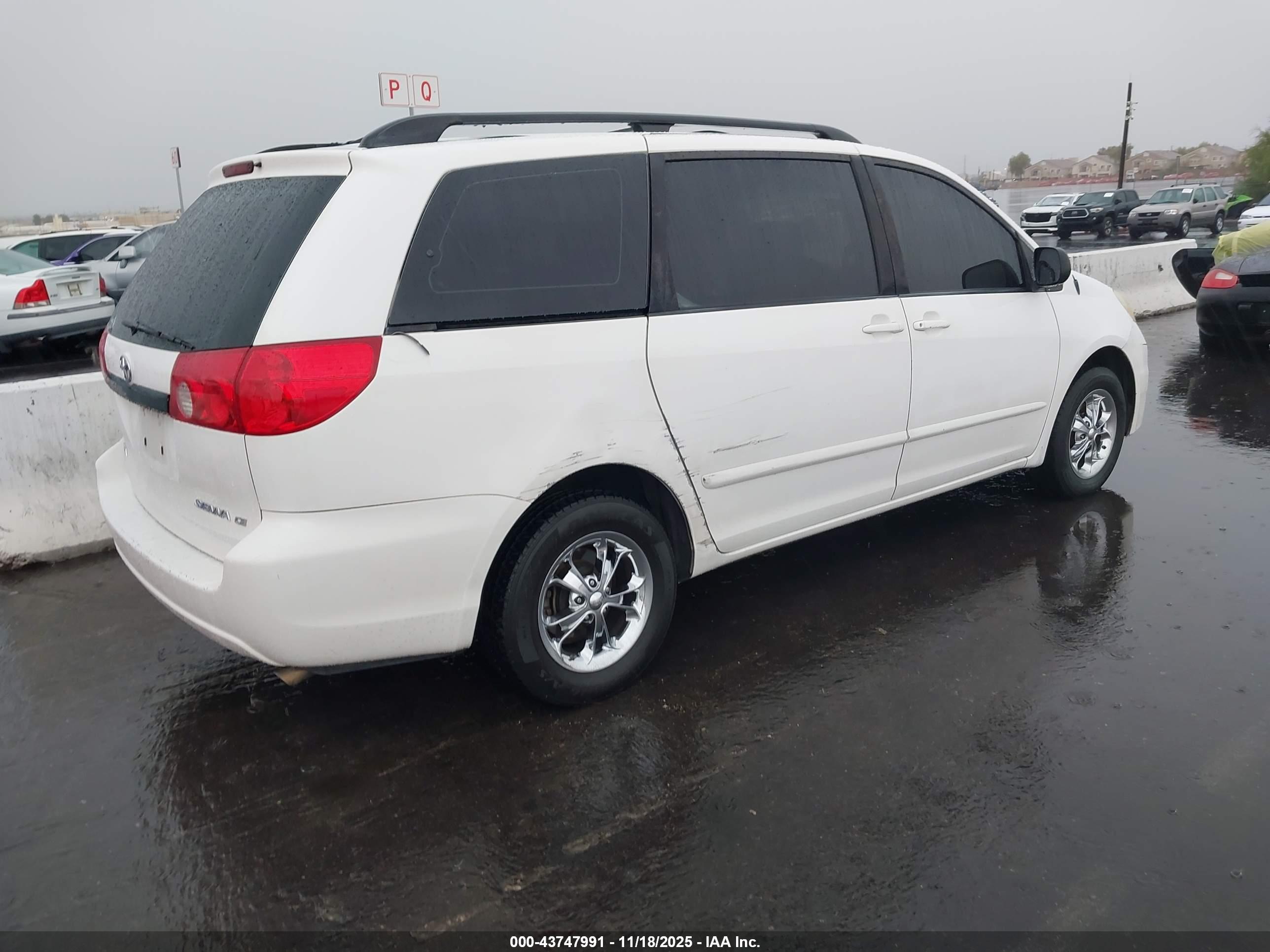 TOYOTA SIENNA image 4