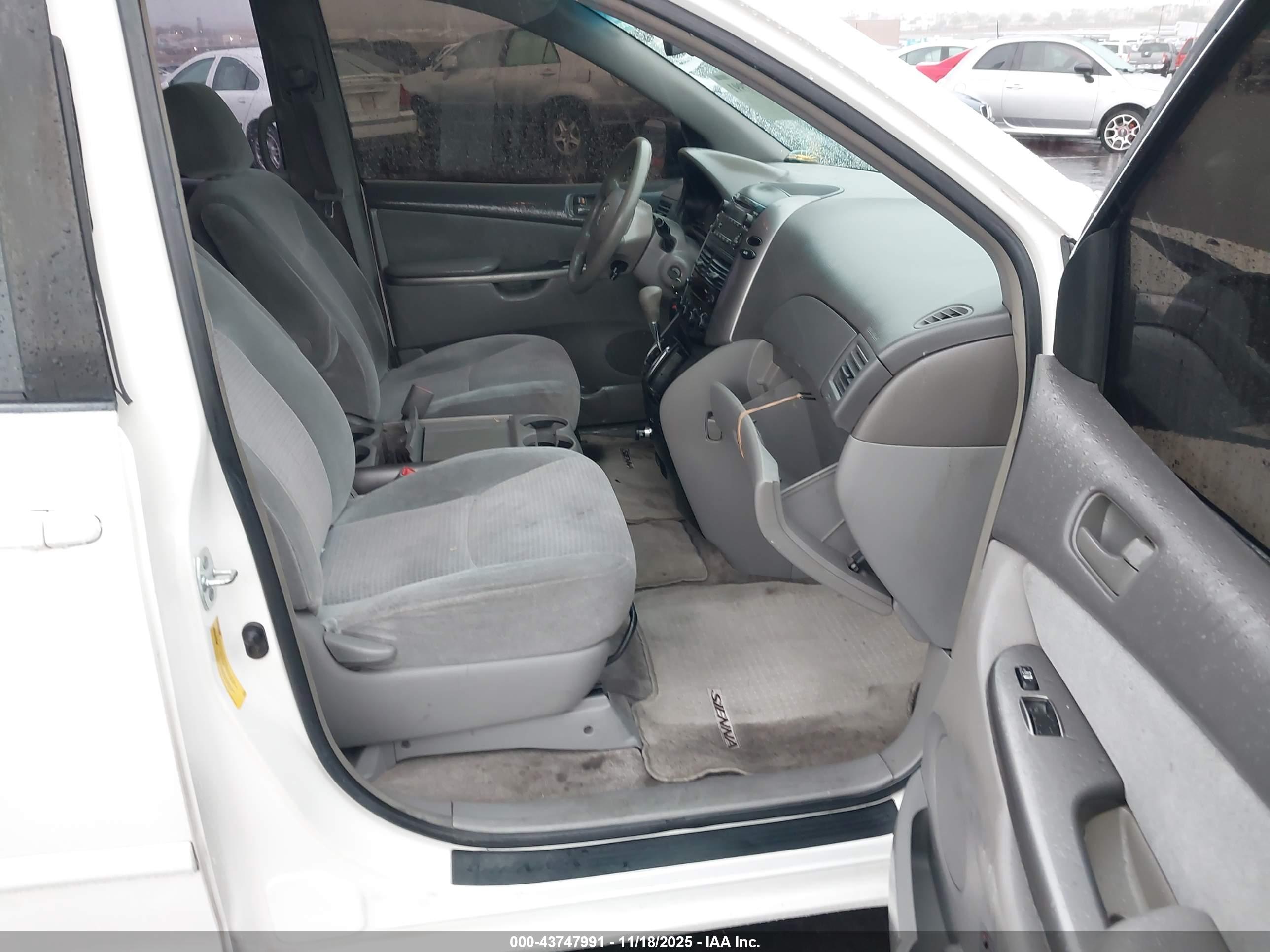 TOYOTA SIENNA image 5