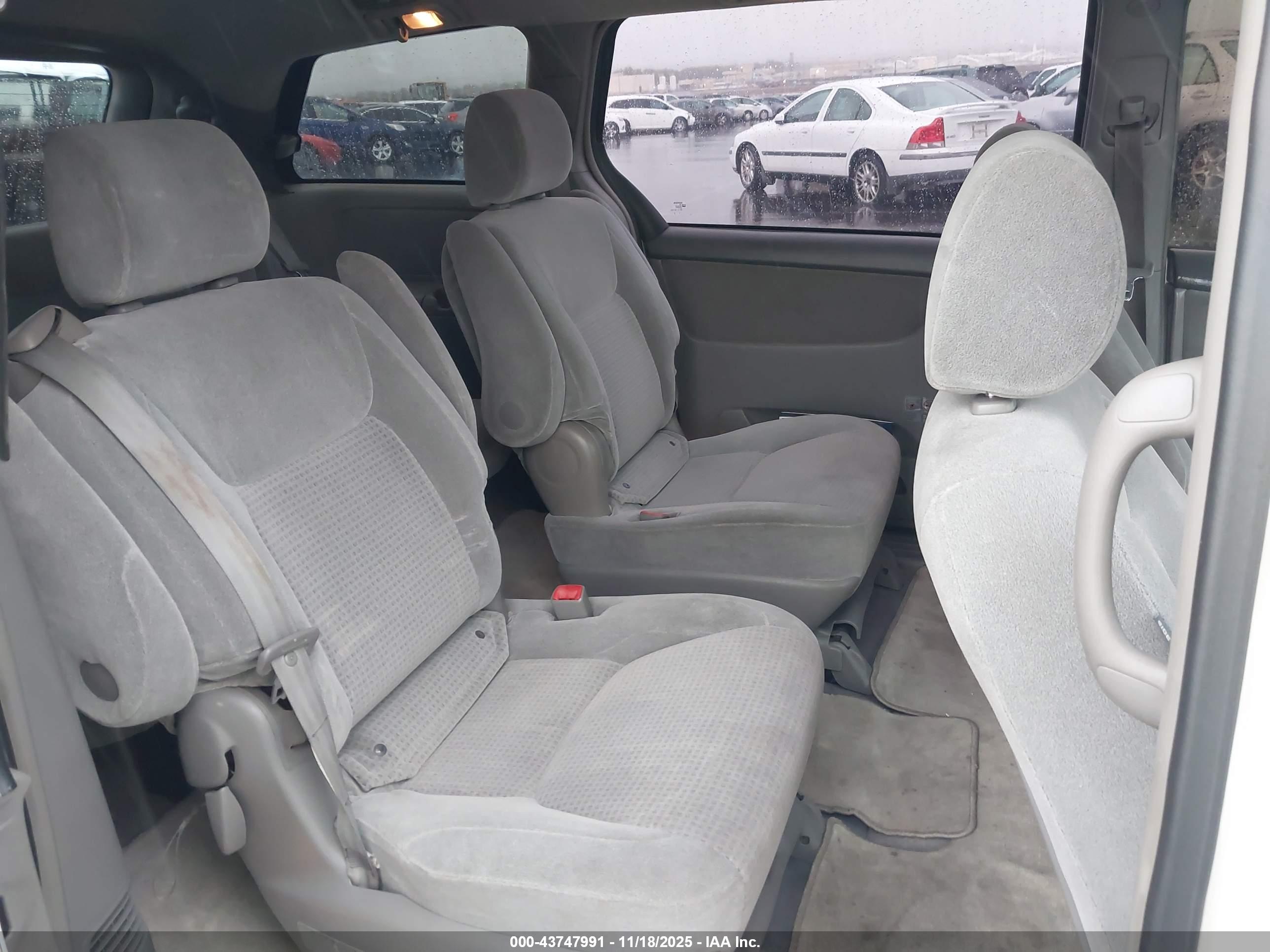 TOYOTA SIENNA image 8