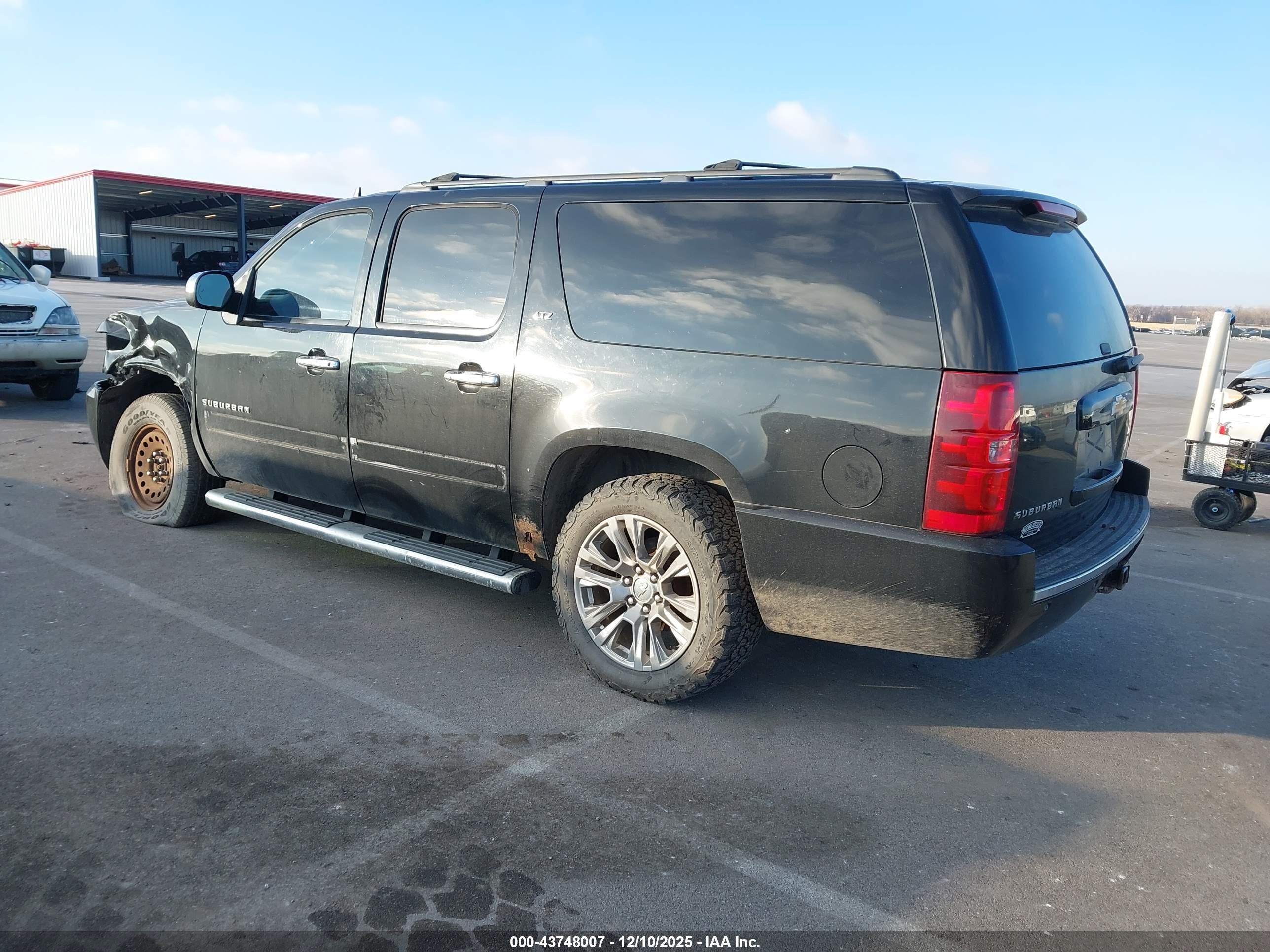 CHEVROLET SUBURBAN image 3
