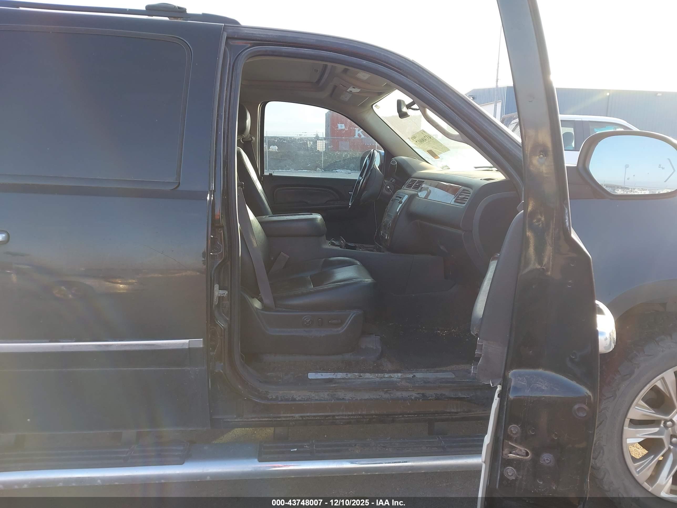 CHEVROLET SUBURBAN image 5