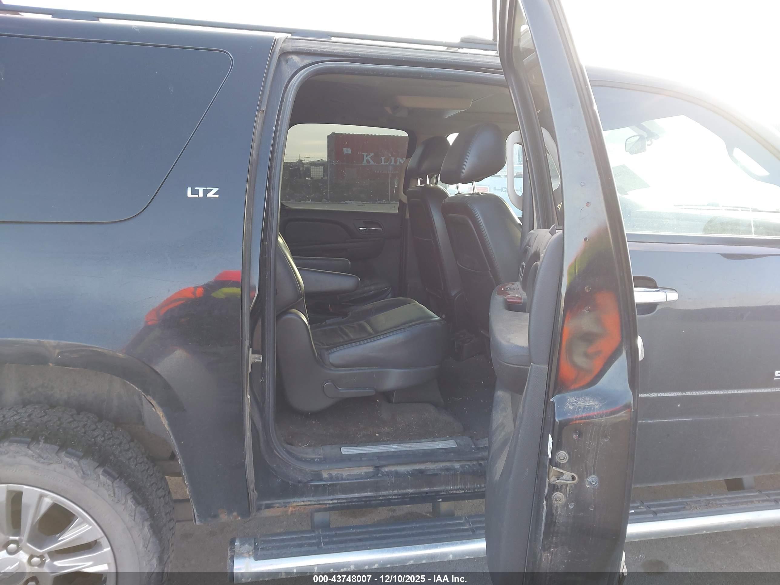 CHEVROLET SUBURBAN image 8