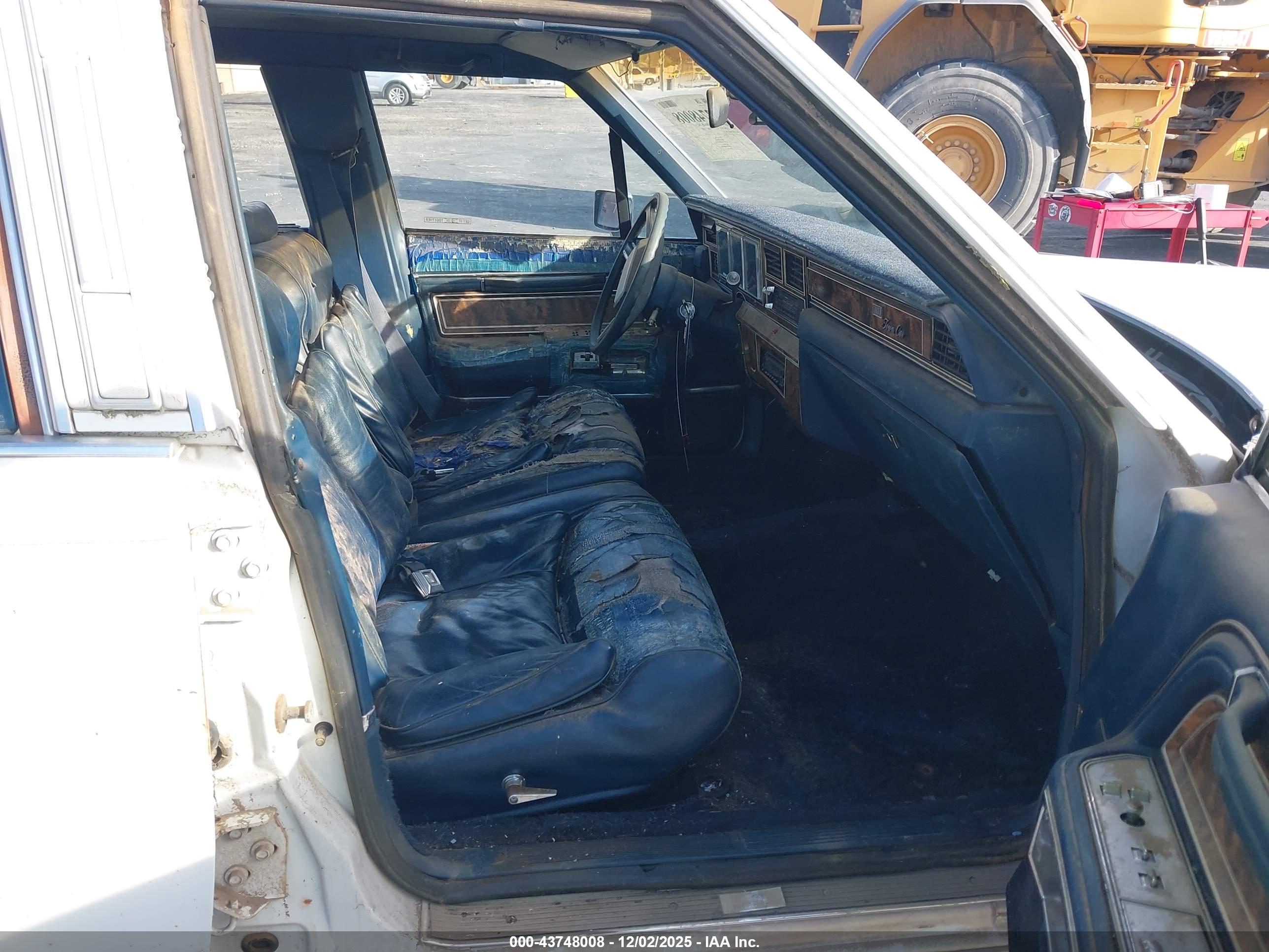 LINCOLN TOWN image 5