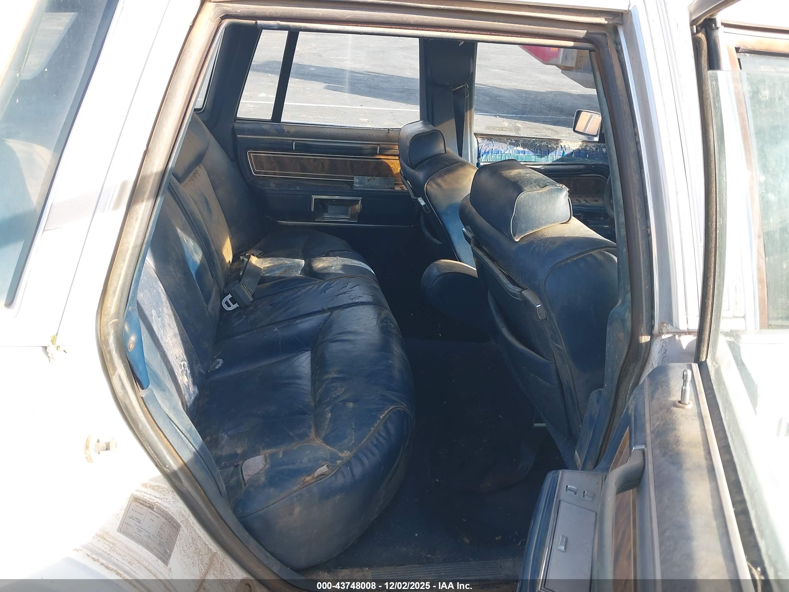 LINCOLN TOWN image 8