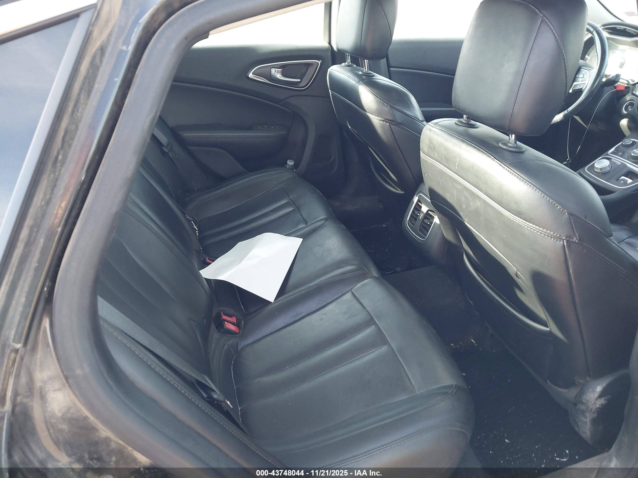CHRYSLER 200 image 8