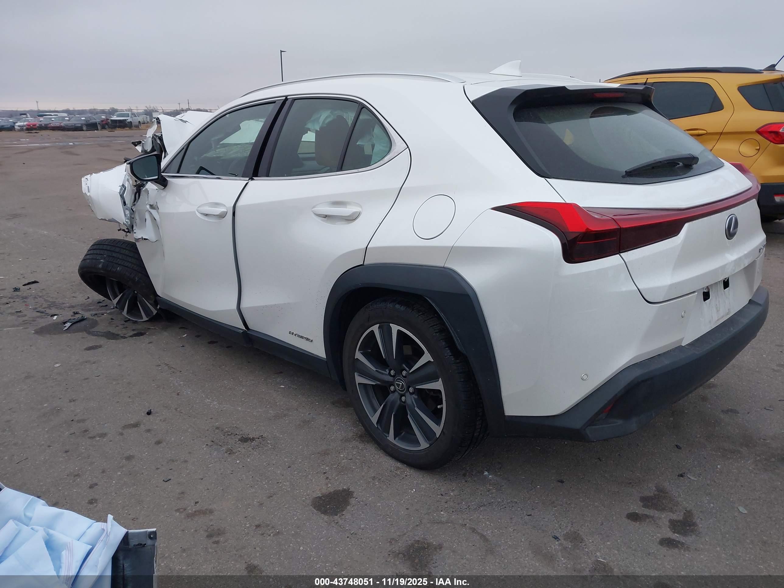 LEXUS UX image 3