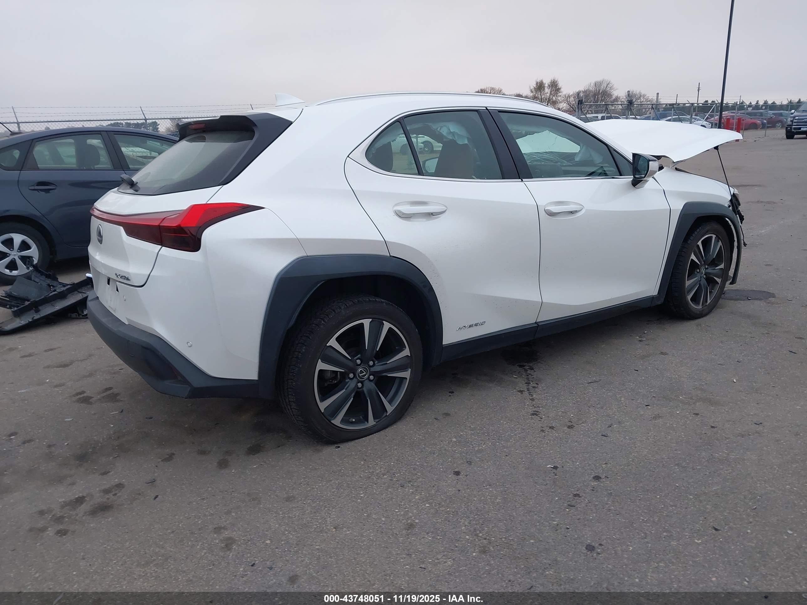 LEXUS UX image 4