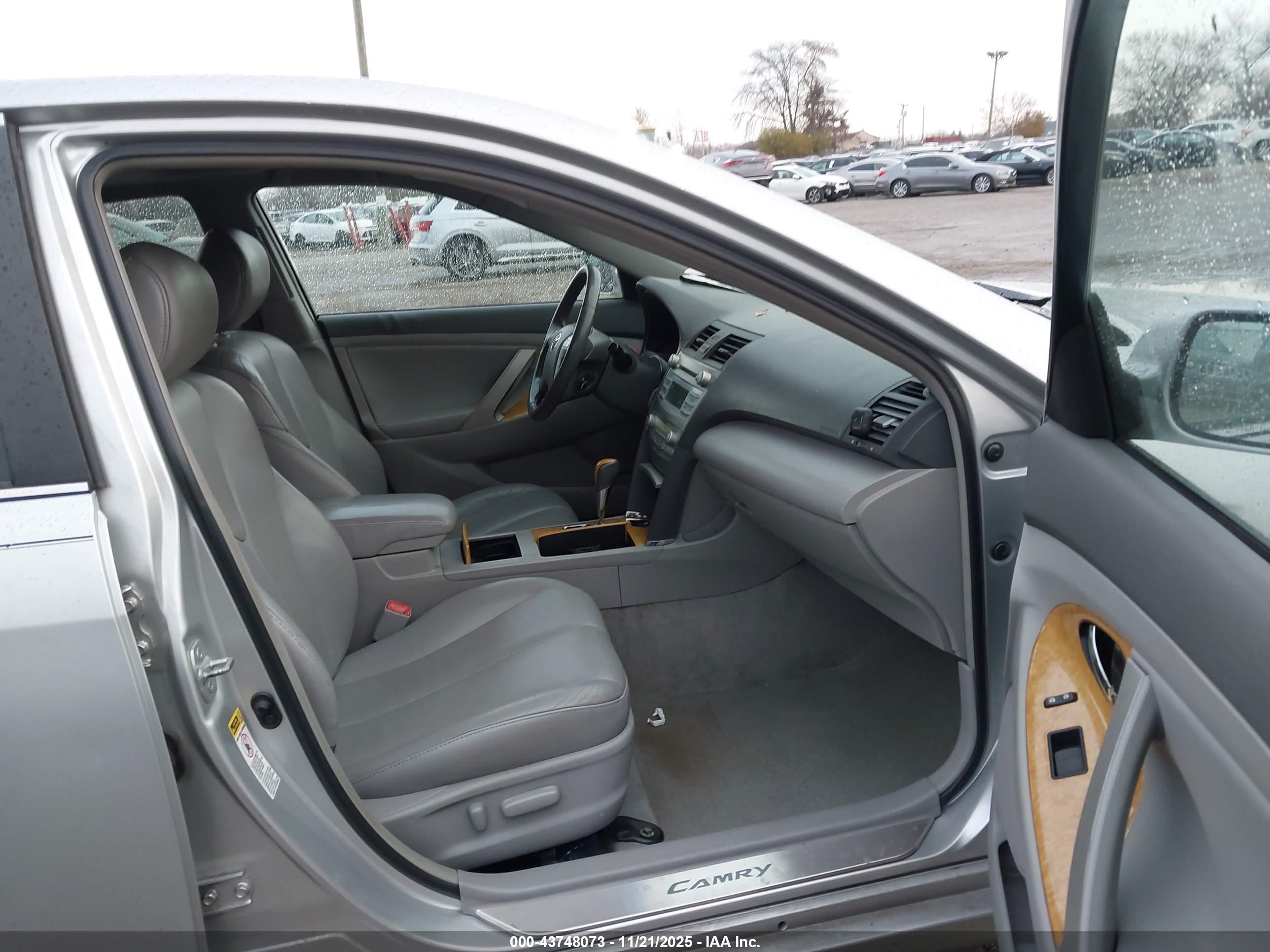 TOYOTA CAMRY image 5