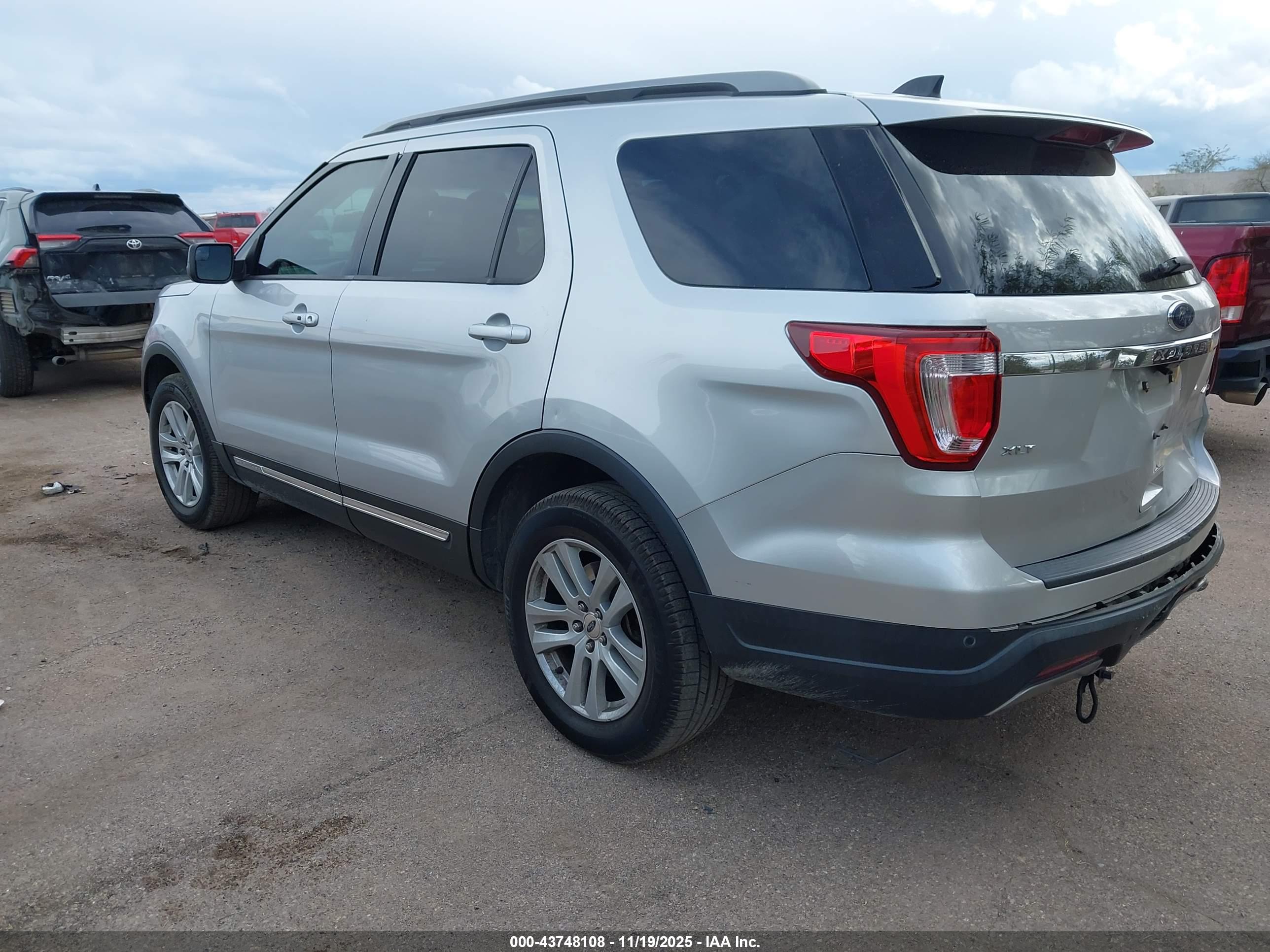 FORD EXPLORER image 3