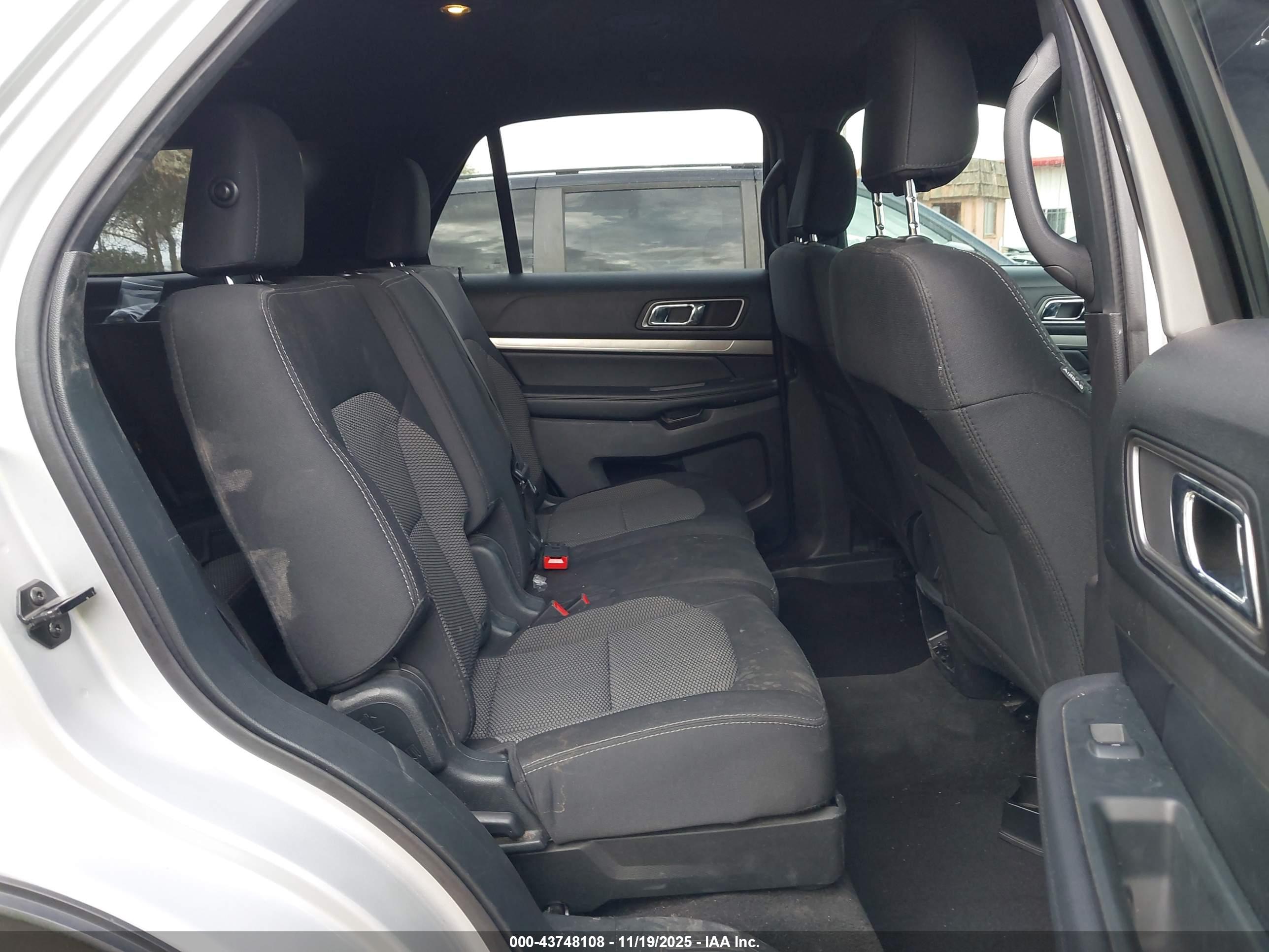 FORD EXPLORER image 8