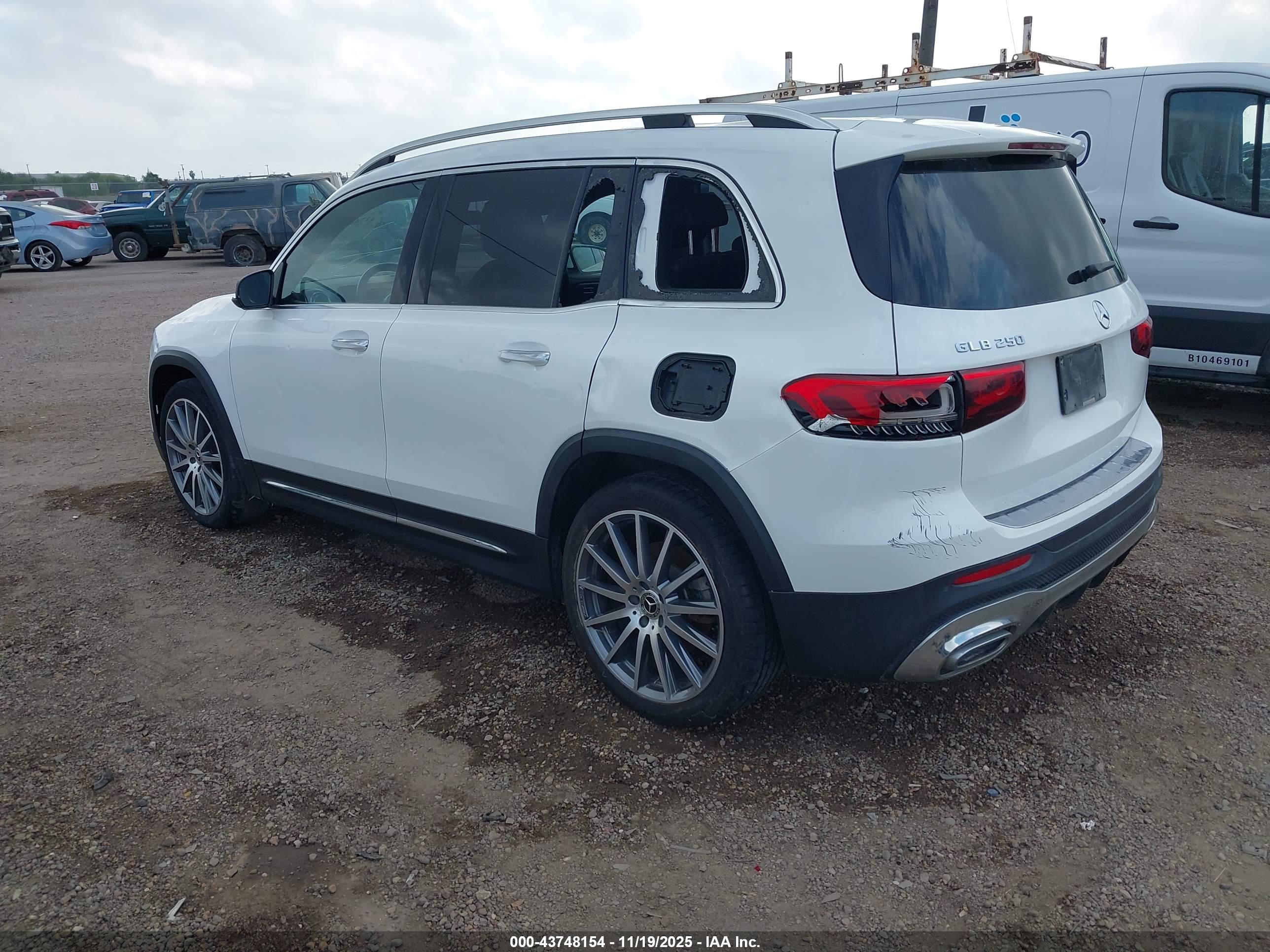 MERCEDES-BENZ GLB image 3