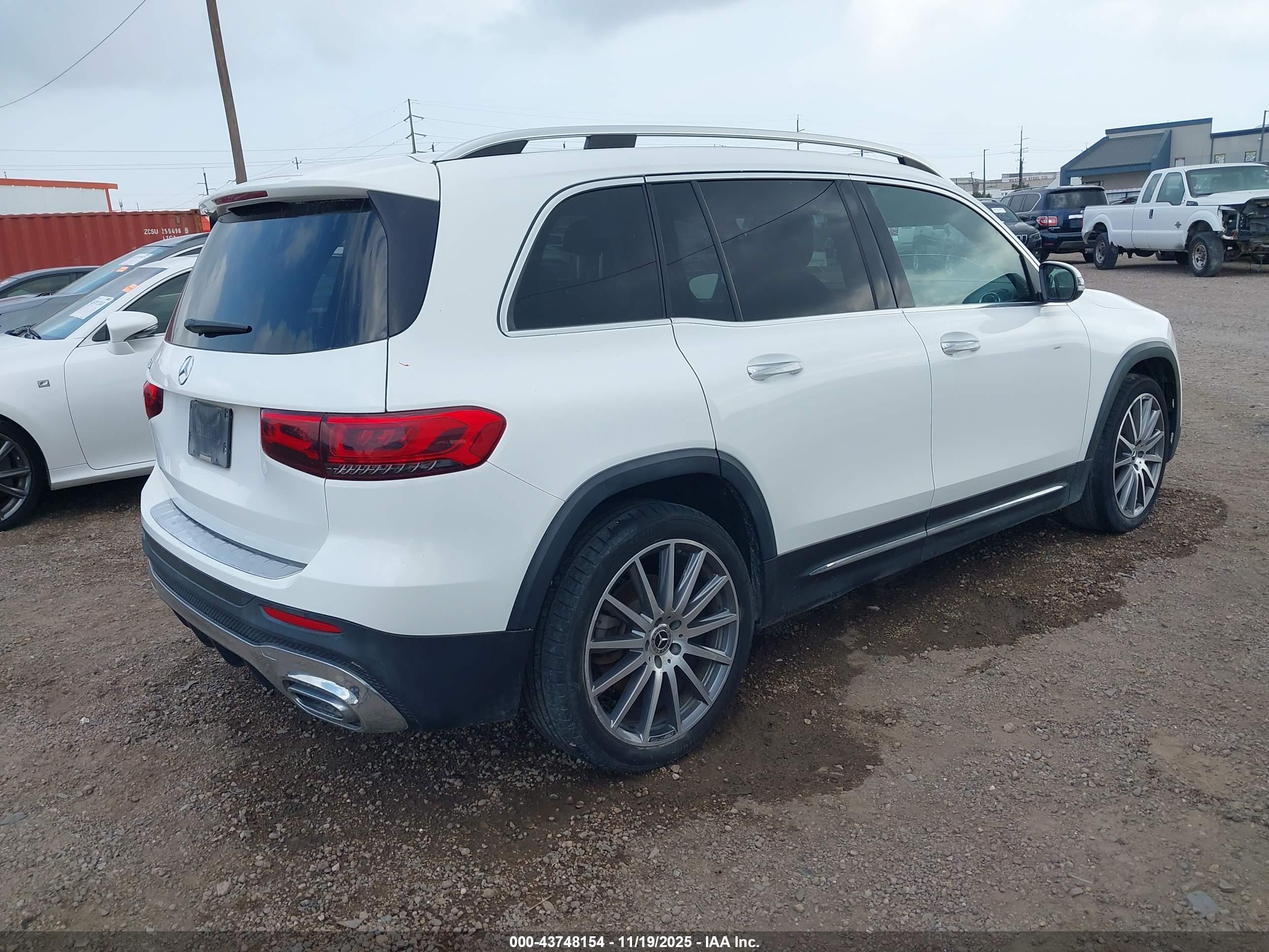 MERCEDES-BENZ GLB image 4