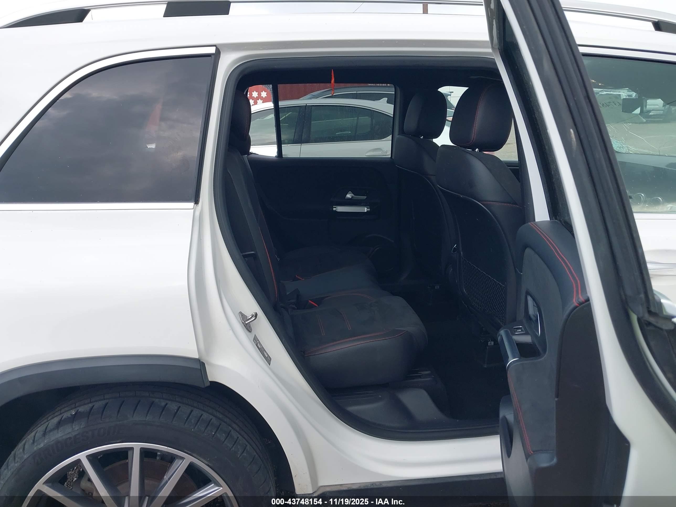 MERCEDES-BENZ GLB image 8