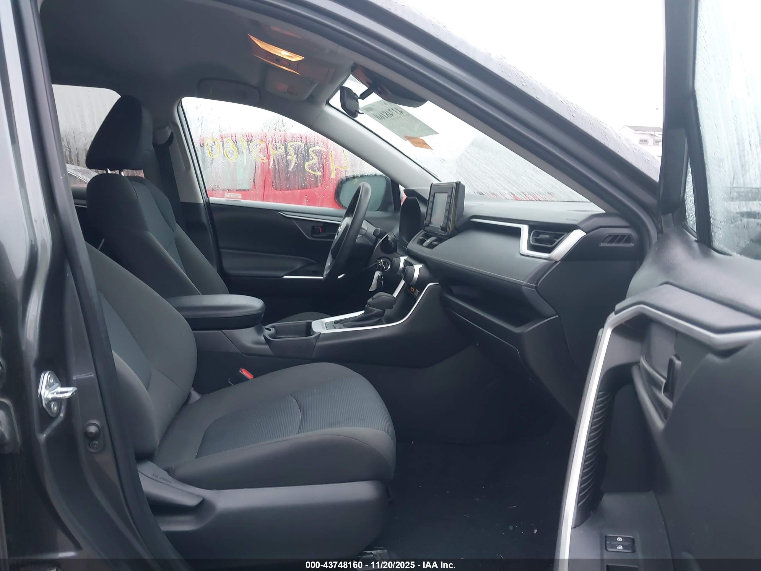 TOYOTA RAV4 image 5