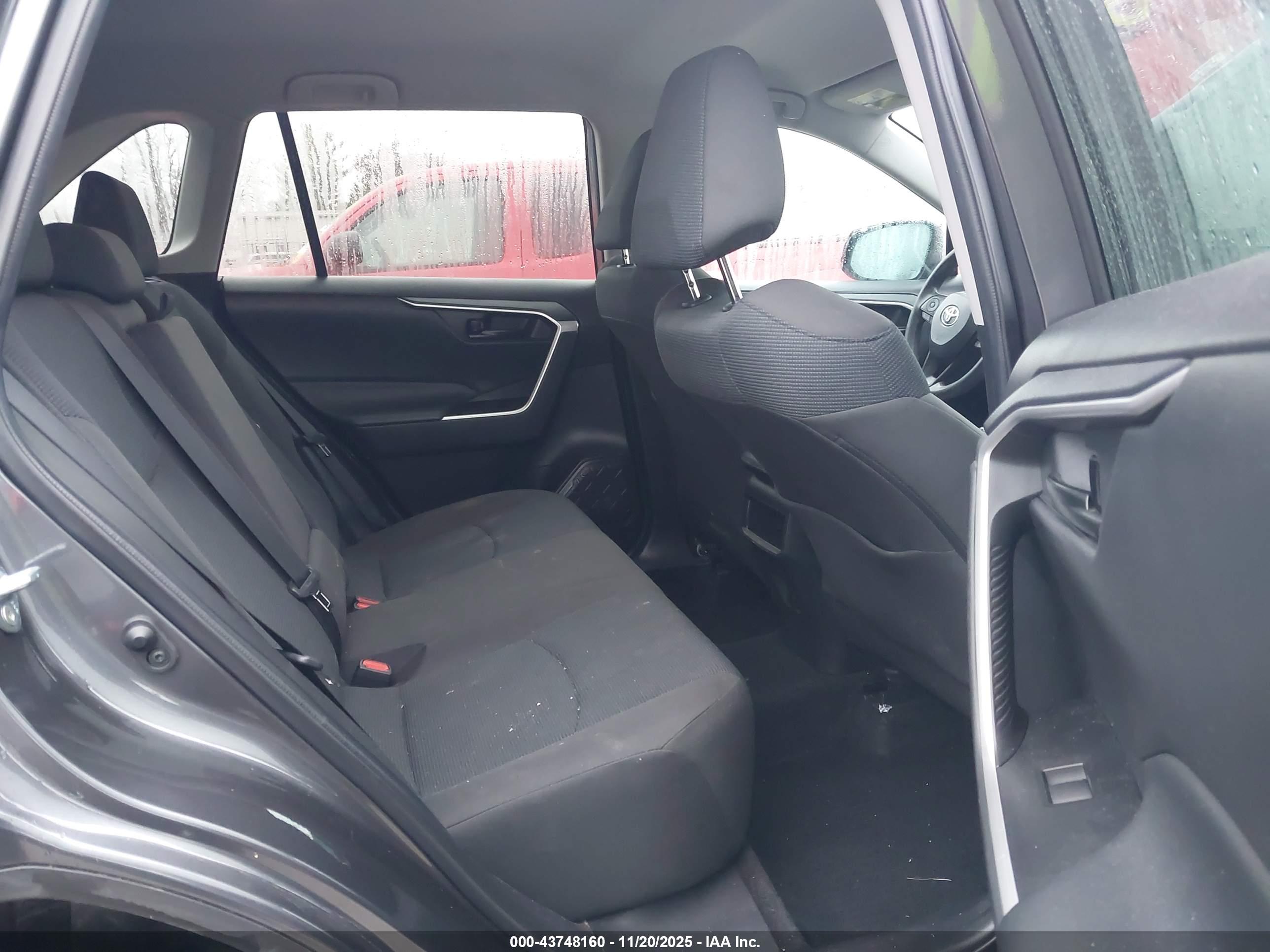 TOYOTA RAV4 image 8