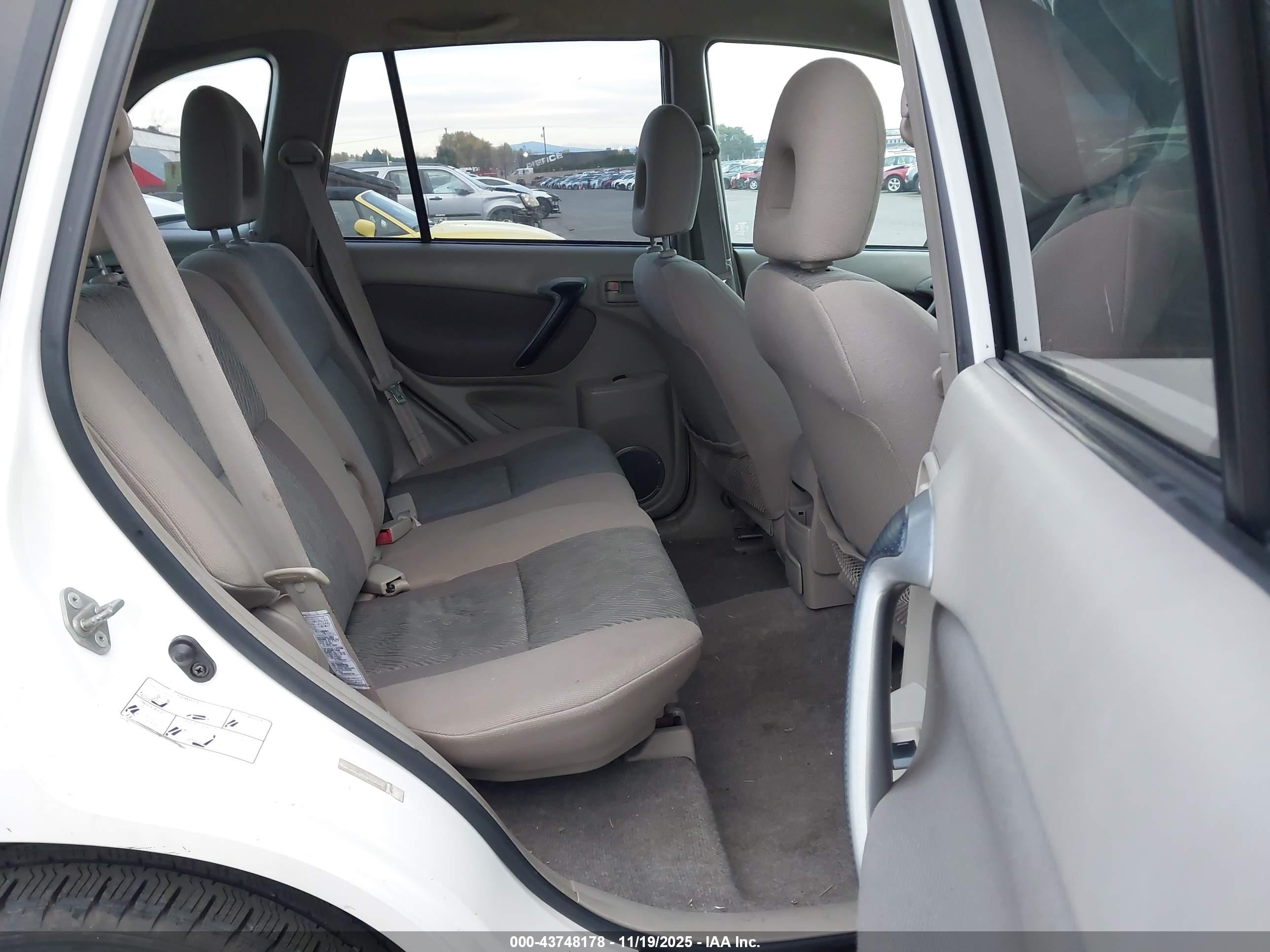 TOYOTA RAV4 image 8