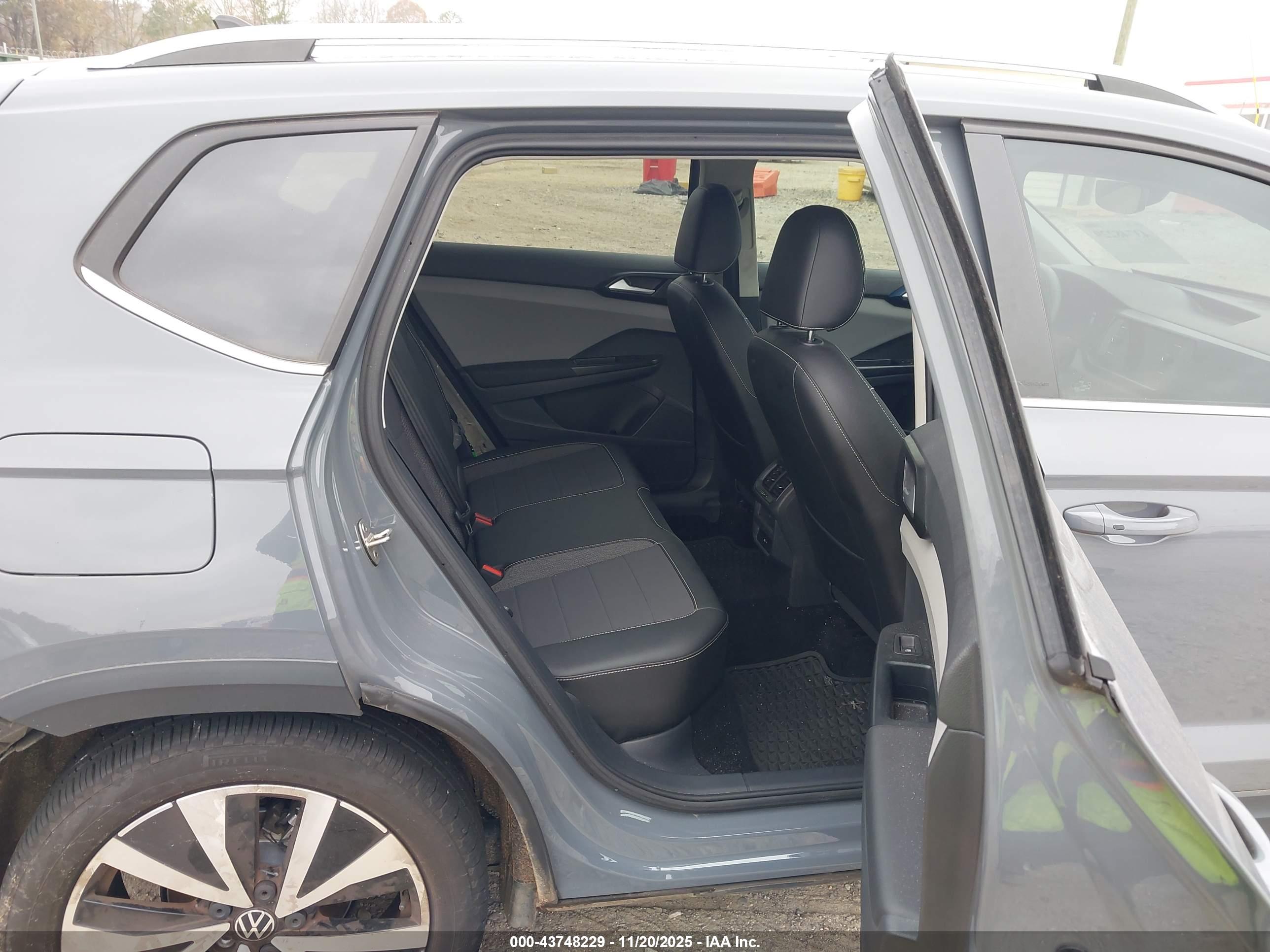 VOLKSWAGEN TAOS image 8