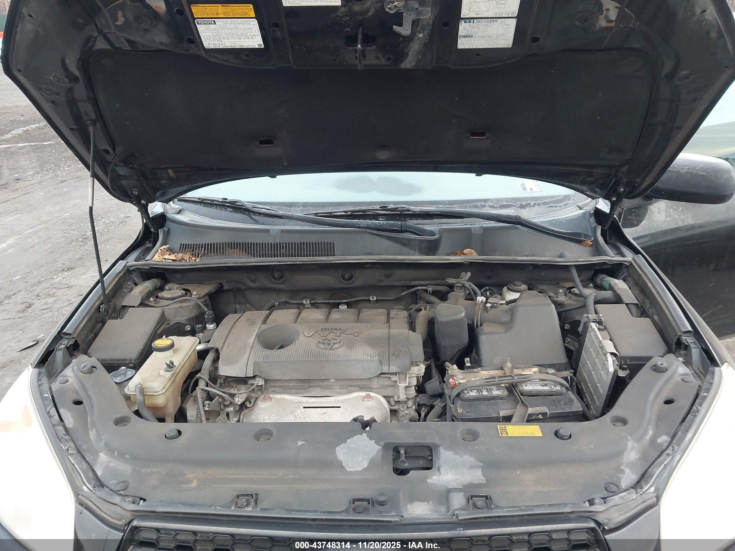 TOYOTA RAV4 image 10