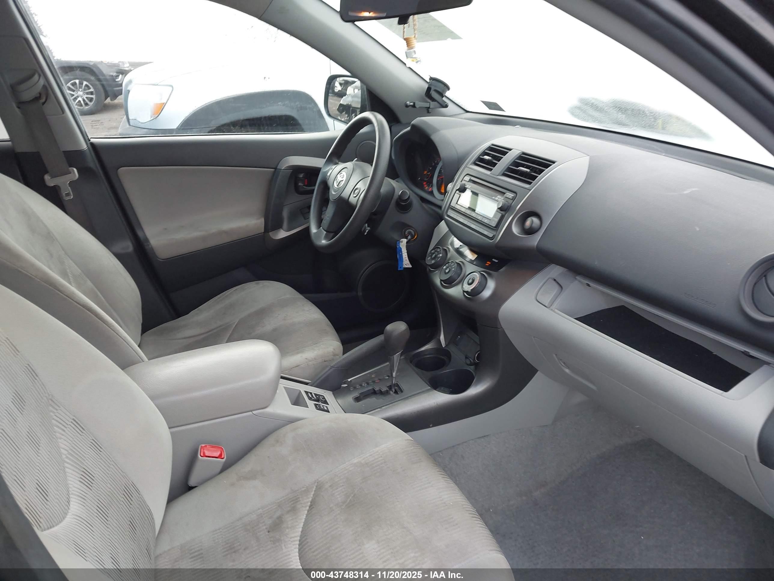 TOYOTA RAV4 image 5
