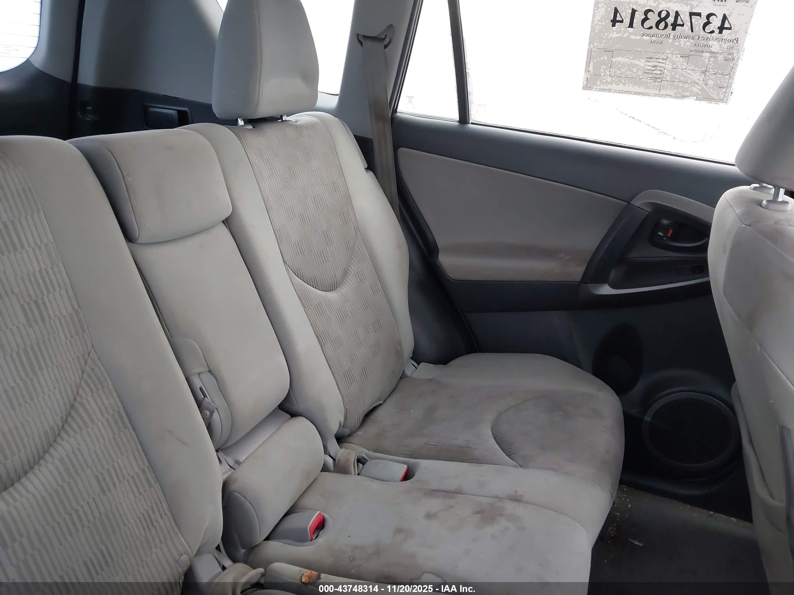 TOYOTA RAV4 image 8