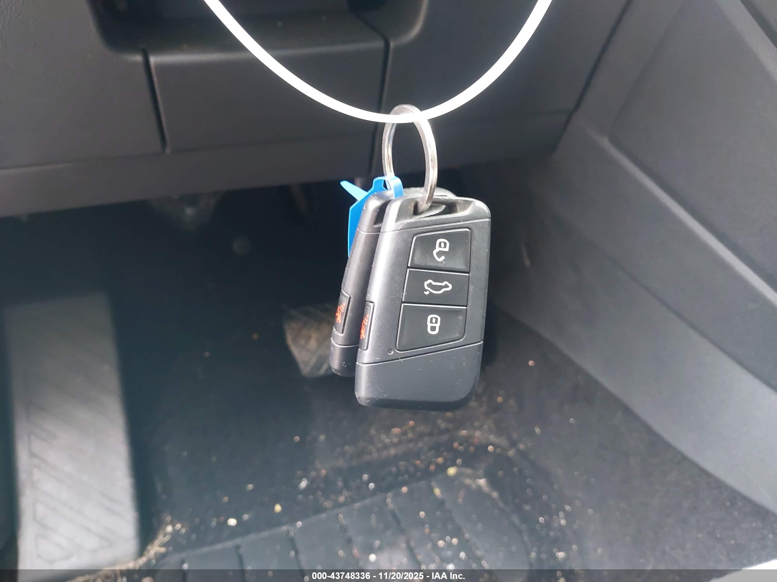 VOLKSWAGEN TAOS image 11