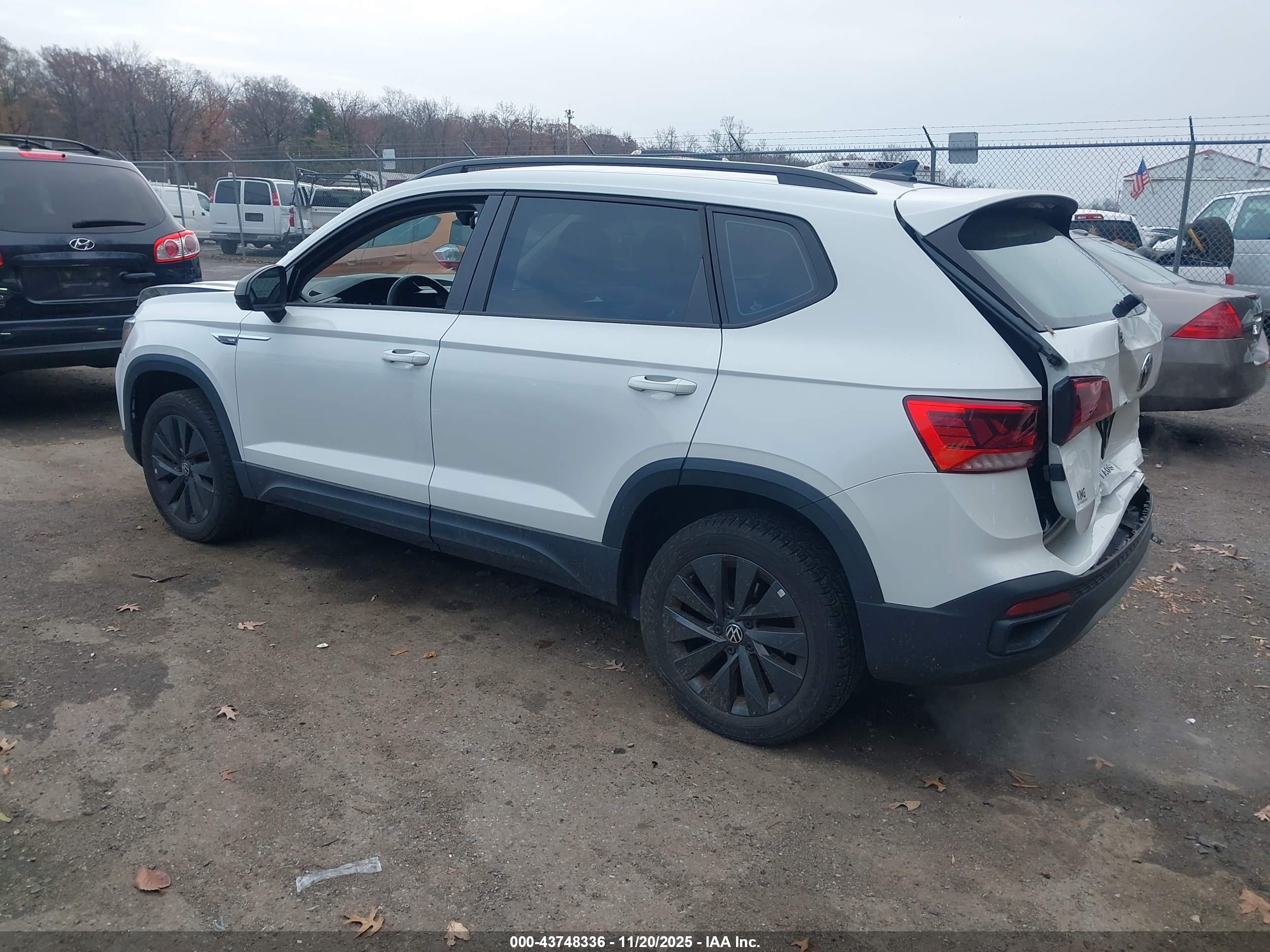 VOLKSWAGEN TAOS image 3