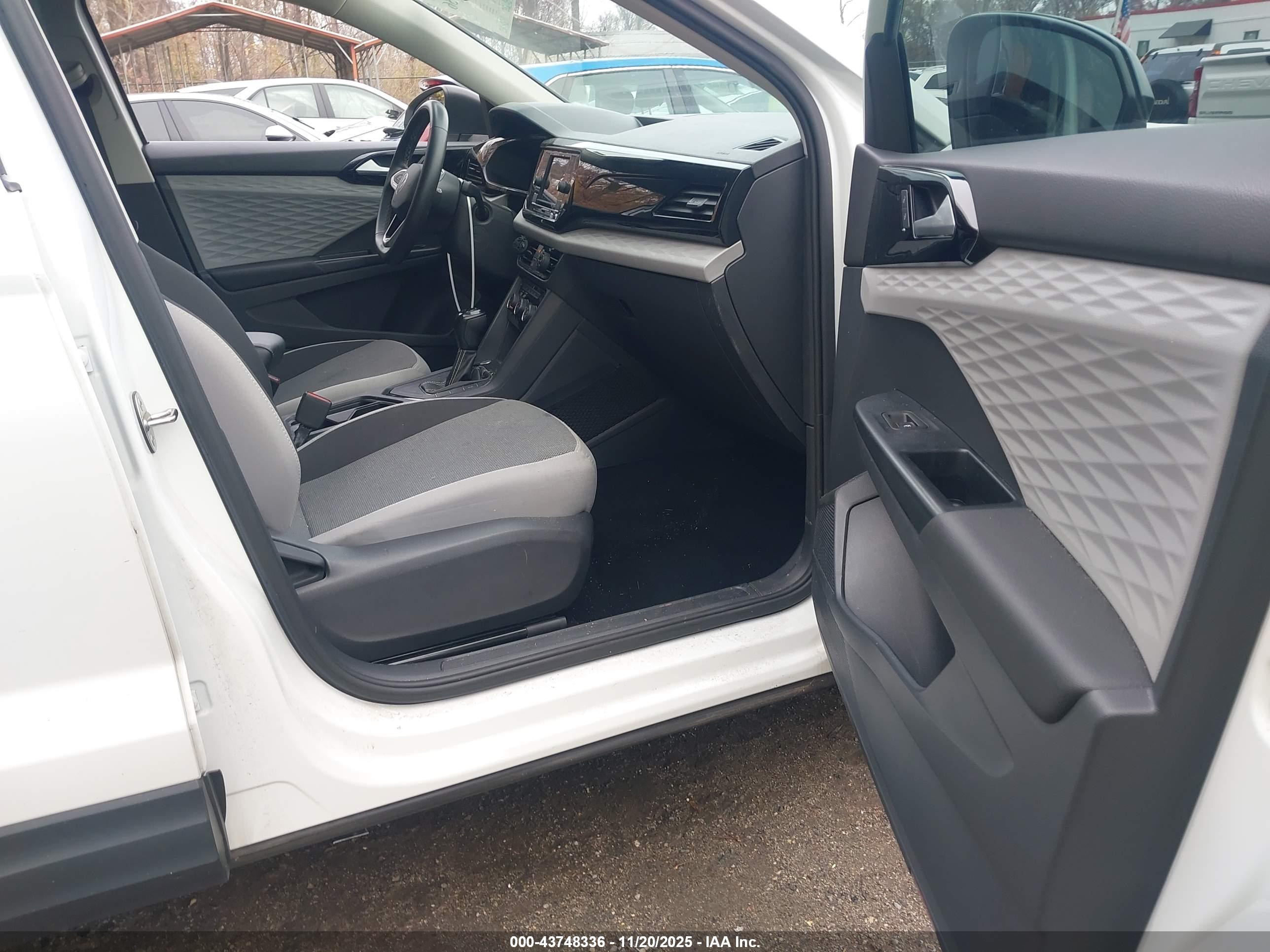 VOLKSWAGEN TAOS image 5